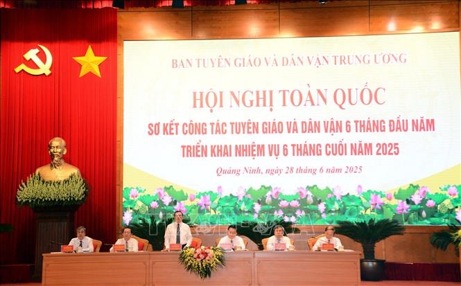 Các đồng chí lãnh đạo chủ trì hội nghị. Ảnh: TTXVN