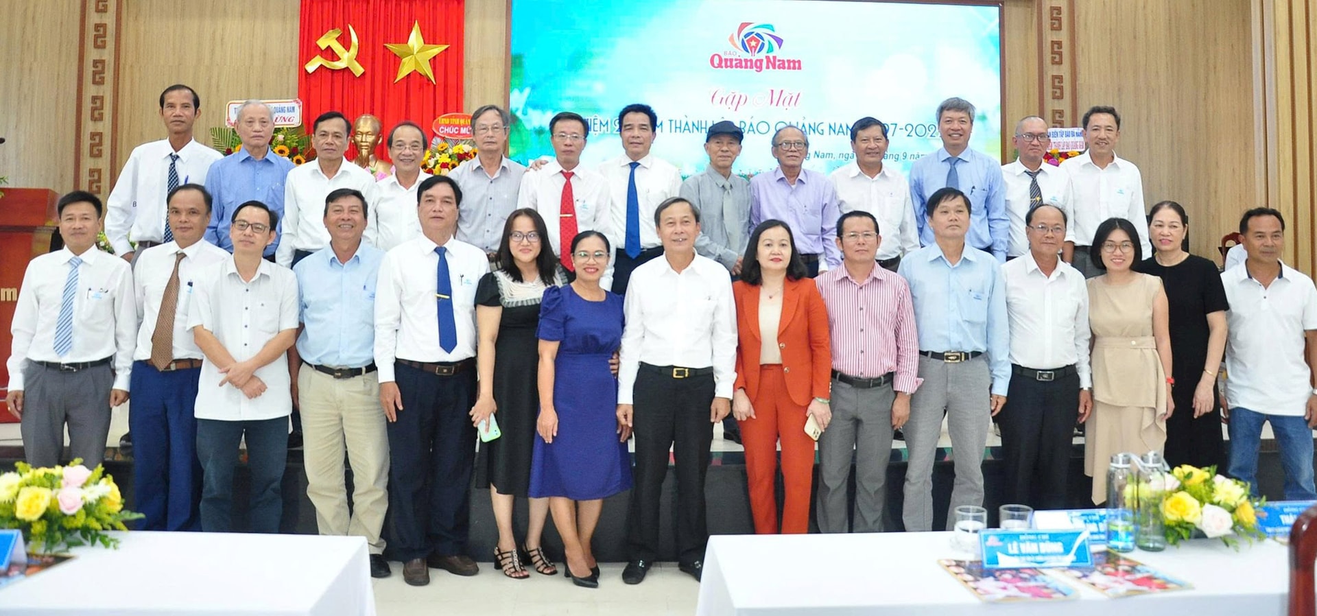 Người làm Báo Quảng Nam qua các thời kỳ chụp ảnh lưu niệm cùng lãnh đạo tỉnh vào năm 2022. Ảnh tư liệu