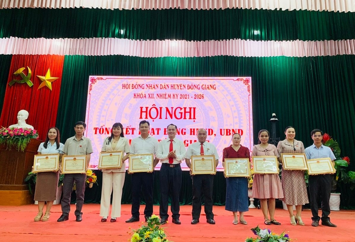 lanh-dao-huyen-dong-giang-tang-giay-khen-cho-cac-ca-nhan-co-thanh-tich-xuat-sac-trong-hoat-dong-cua-hdnd-huyen-nhiem-ky-2021-2026..jpg