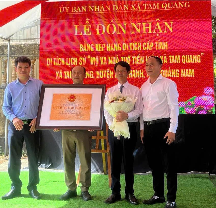 Nhận Bằng dị tích cấp tỉnh Mộ và Nhà thờ tiền hiền Tam Quang. Ảnh VĂN PHIN