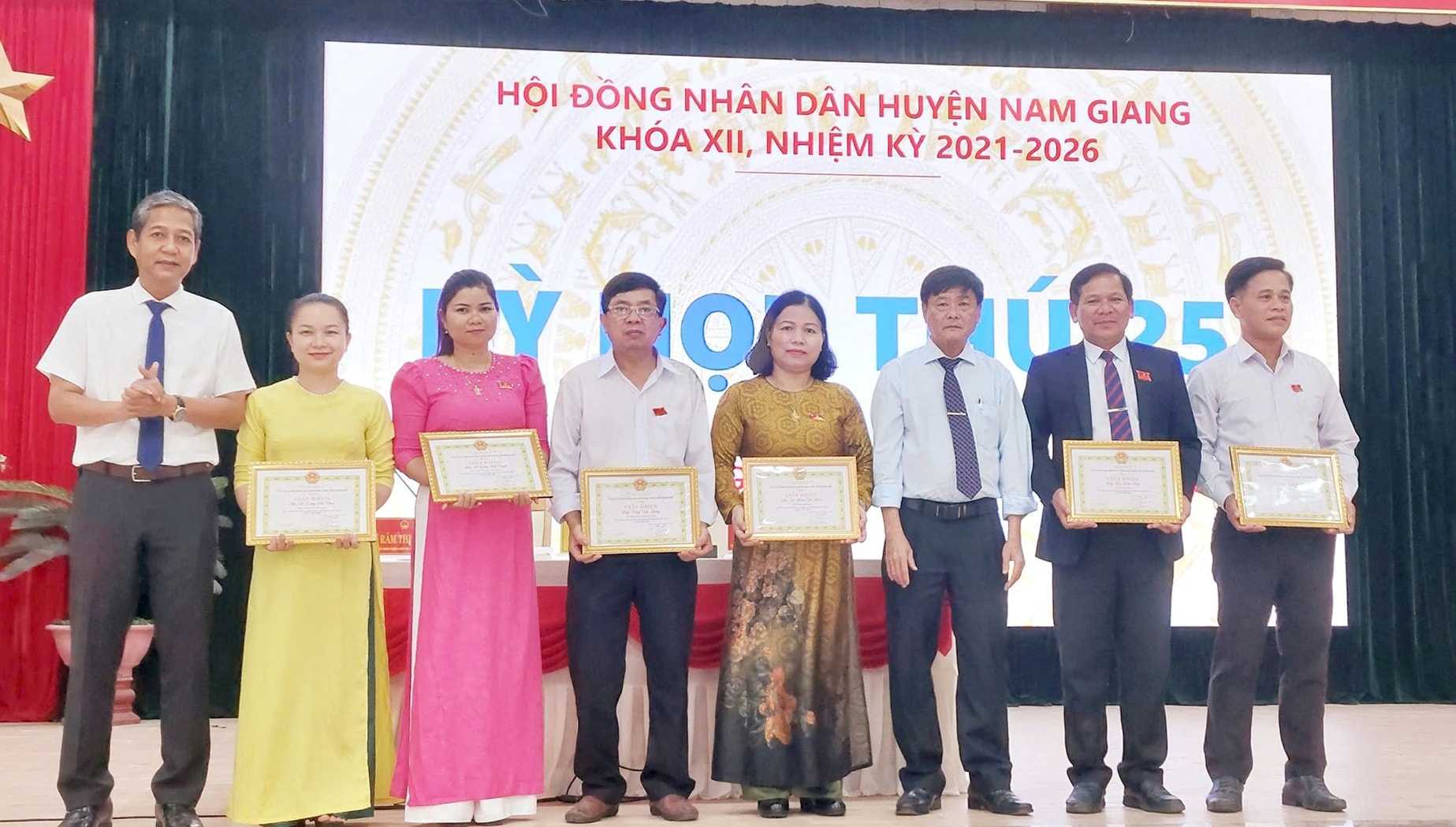 trao-giay-khen-hdnd(1).jpg