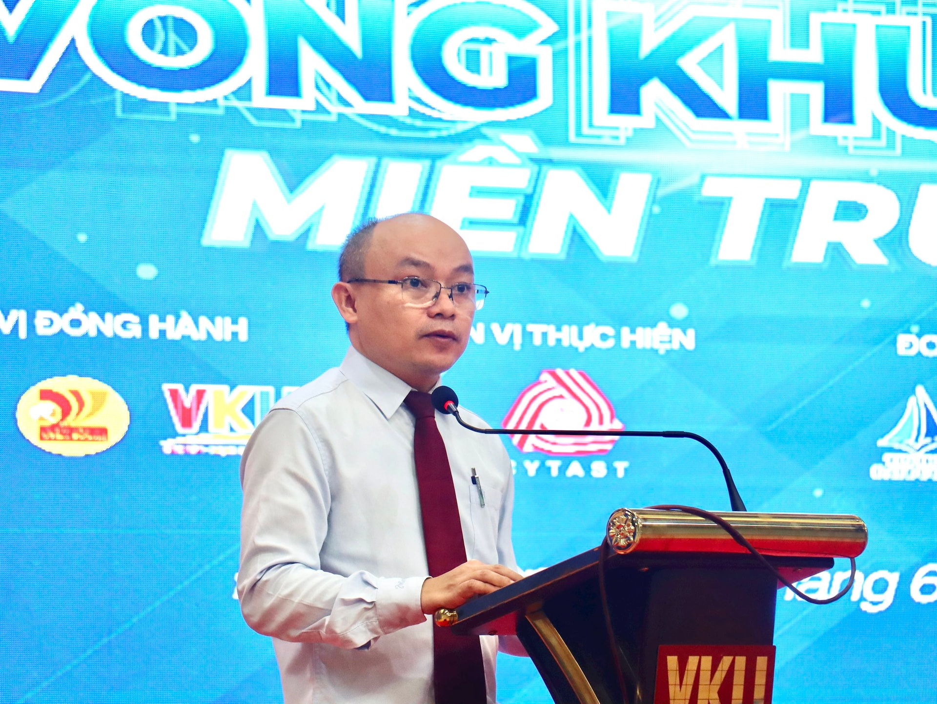 លោកបណ្ឌិត Huynh Ngoc Tho - អនុប្រធាន VKU ថ្លែងក្នុងពិធីបើកការប្រលង។ រូបថត៖ Q.T