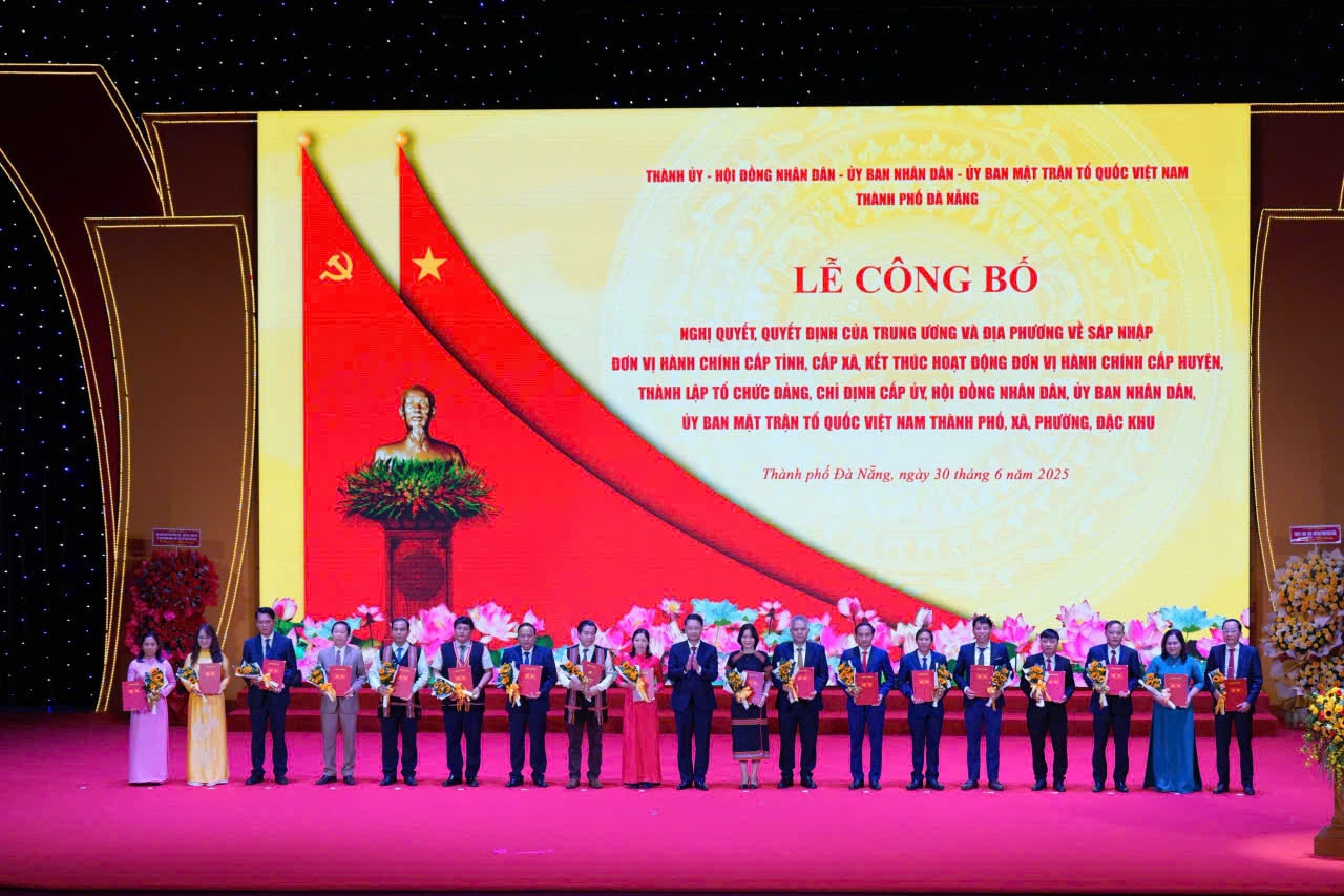 Ban Chấp hành Đảng bộ TP.Đà Nẵng trao quyết định thành lập Đảng bộ các đơn vị hành chính cấp xã sau sắp xếp (đợt cuối). Ảnh: VINH ANH