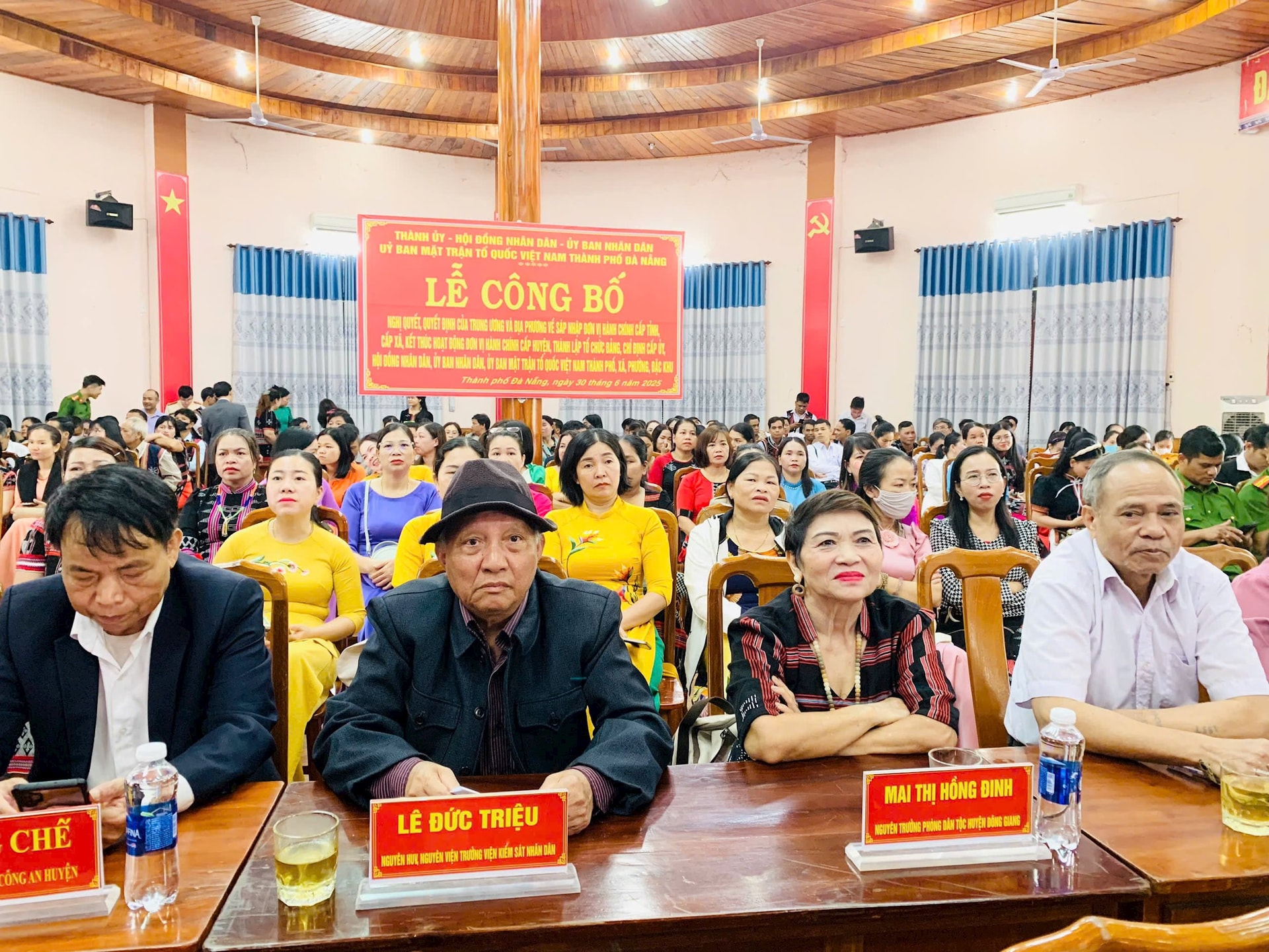 Cán bộ, người dân xã Đông Giang tập trung về trụ sở xã Đông Giang mới dự Lễ công bố các nghị quyết, quyết định về thực hiện mô hình chính quyền địa phương 2 cấp.