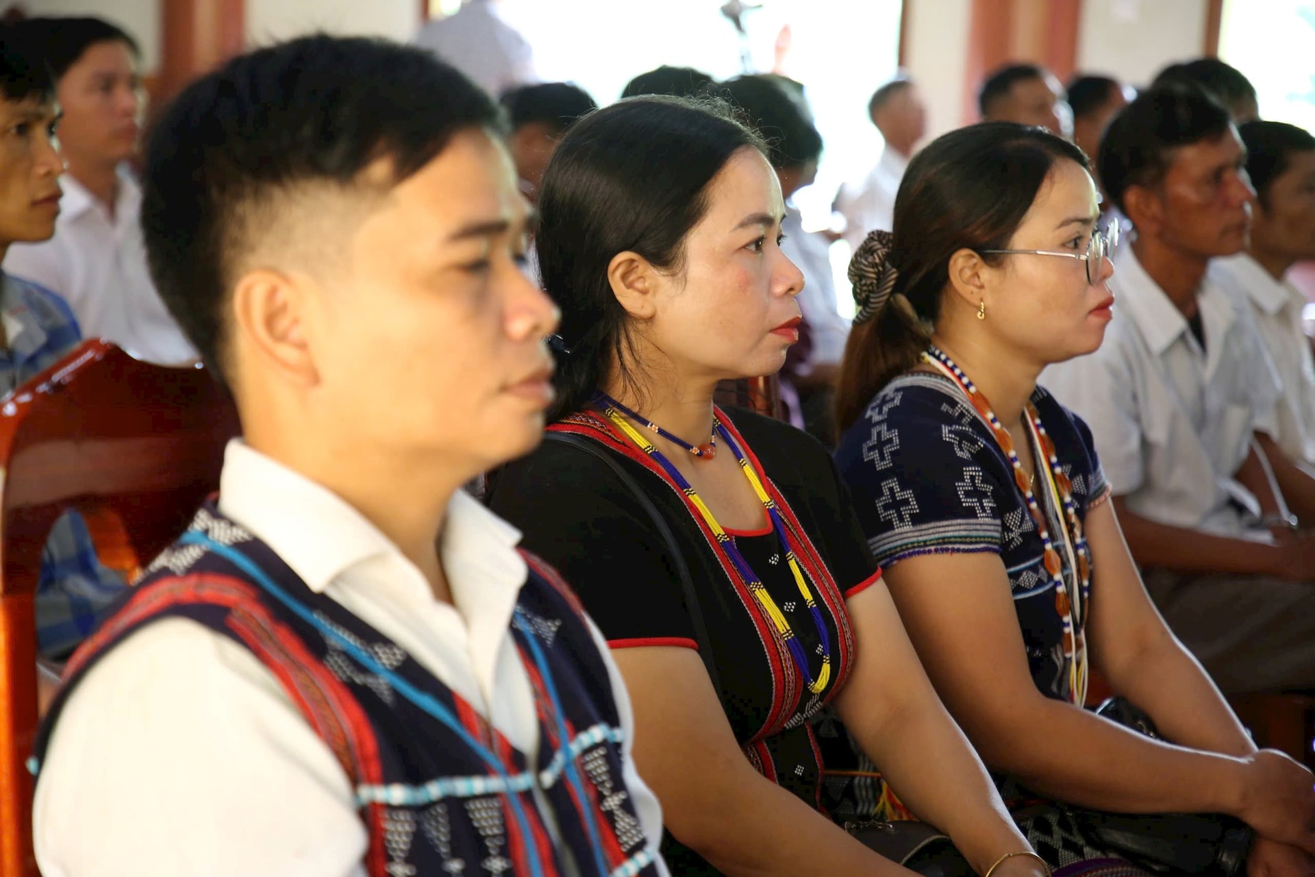 Người dân Cơ Tu, xã Sông Kôn háo hứng chờ đợi lễ công bố, xem đây là ngày hội chung của cộng đồng. Ảnh: ALĂNG NGƯỚC