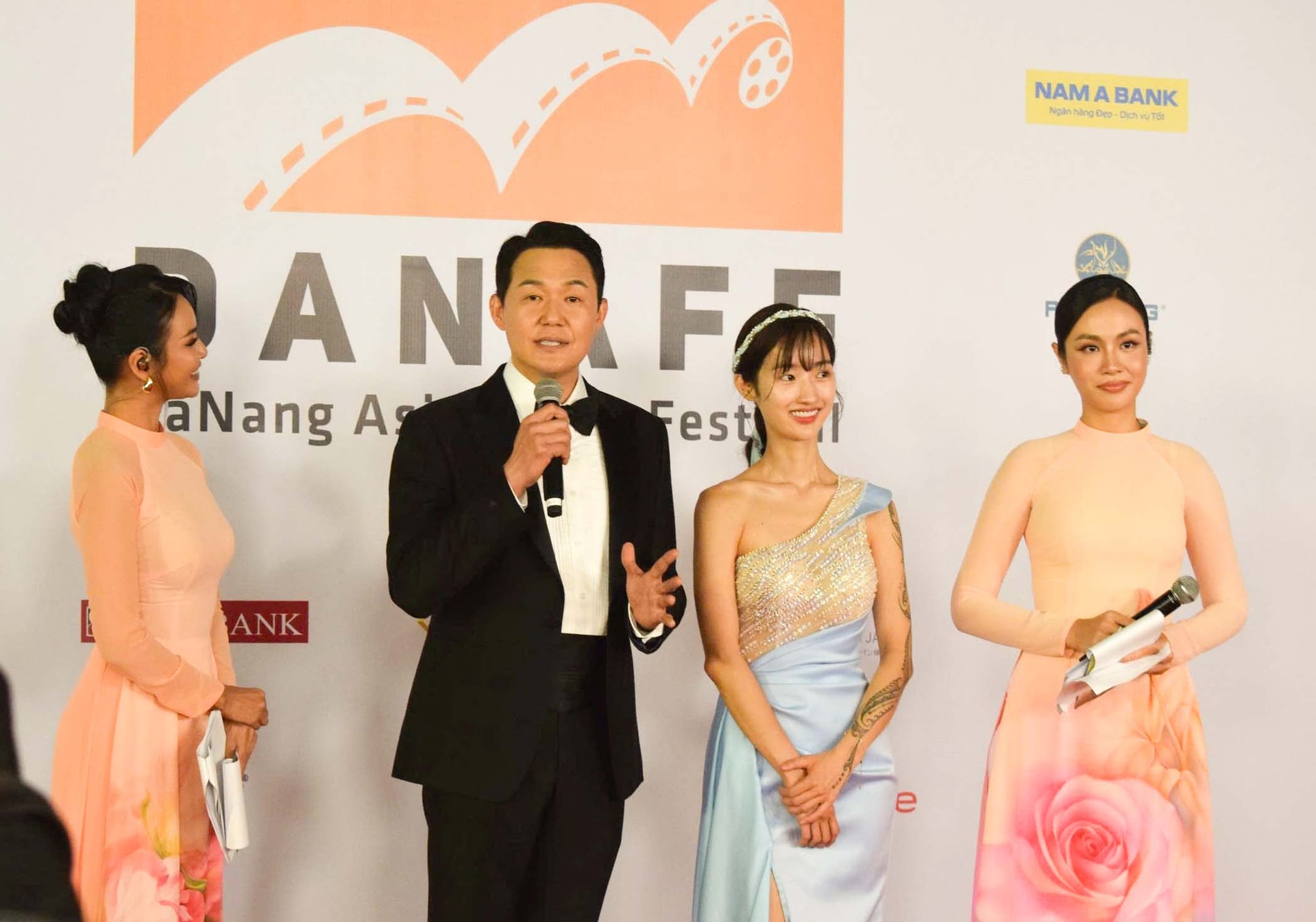 Diễn viên Hàn Quốc Park Sung-woong giao lưu với khán giả tại Liên hoan phim châu Á Đà Nẵng lần thứ III, 2025.Ảnh: ĐOÀN HẠO LƯƠNG