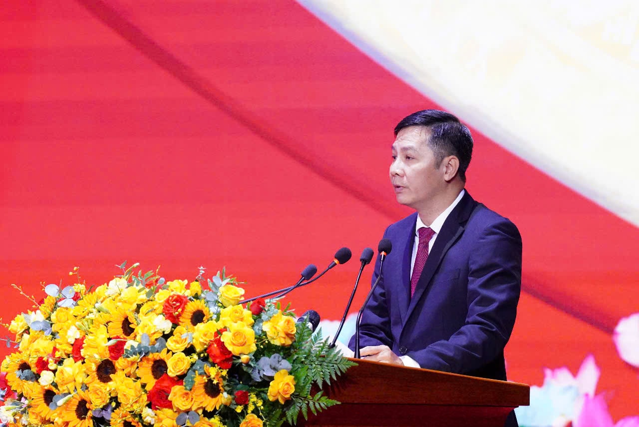 Đồng chí Nguyễn Thành Tâm - Ủy viên Trung ương Đảng, Phó Trưởng ban Tổ chức Trung ương công bố các Nghị quyết, quyết định của Trung ương.