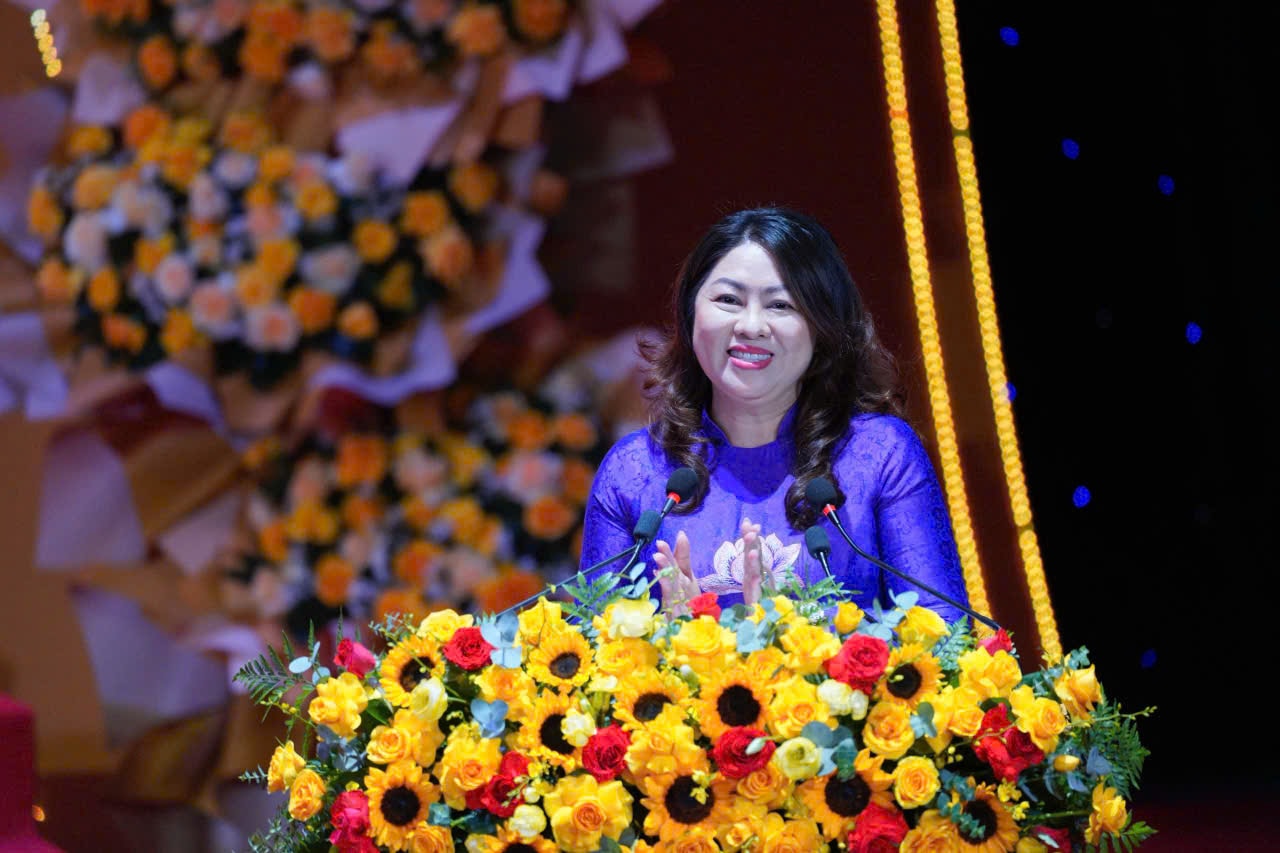 Ủy viên Ban Thường vụ Thành ủy, Bí thư Đảng ủy, Chủ tịch HĐND phường Tam Kỳ - Nguyễn Thị Thu Lan thay mặt các đồng chí lãnh đạo cấp xã nhận quyết định phát biểu tại buổi lễ. Ảnh: VINH ANH