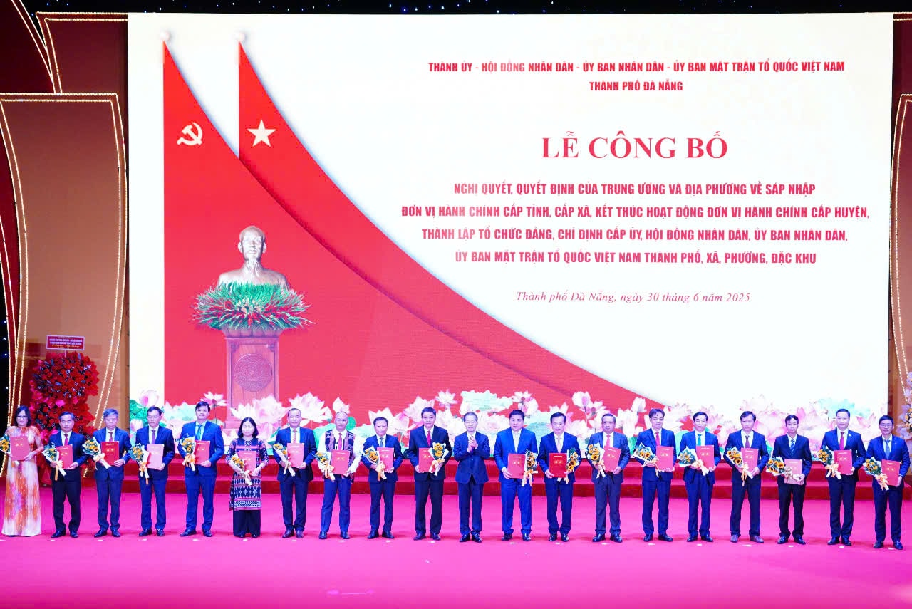 Ban Chấp hành Đảng bộ TP.Đà Nẵng trao các quyết định thành lập Đảng bộ các đơn vị hành chính cấp xã sau sắp xếp (đợt 1). Ảnh: VINH ANH