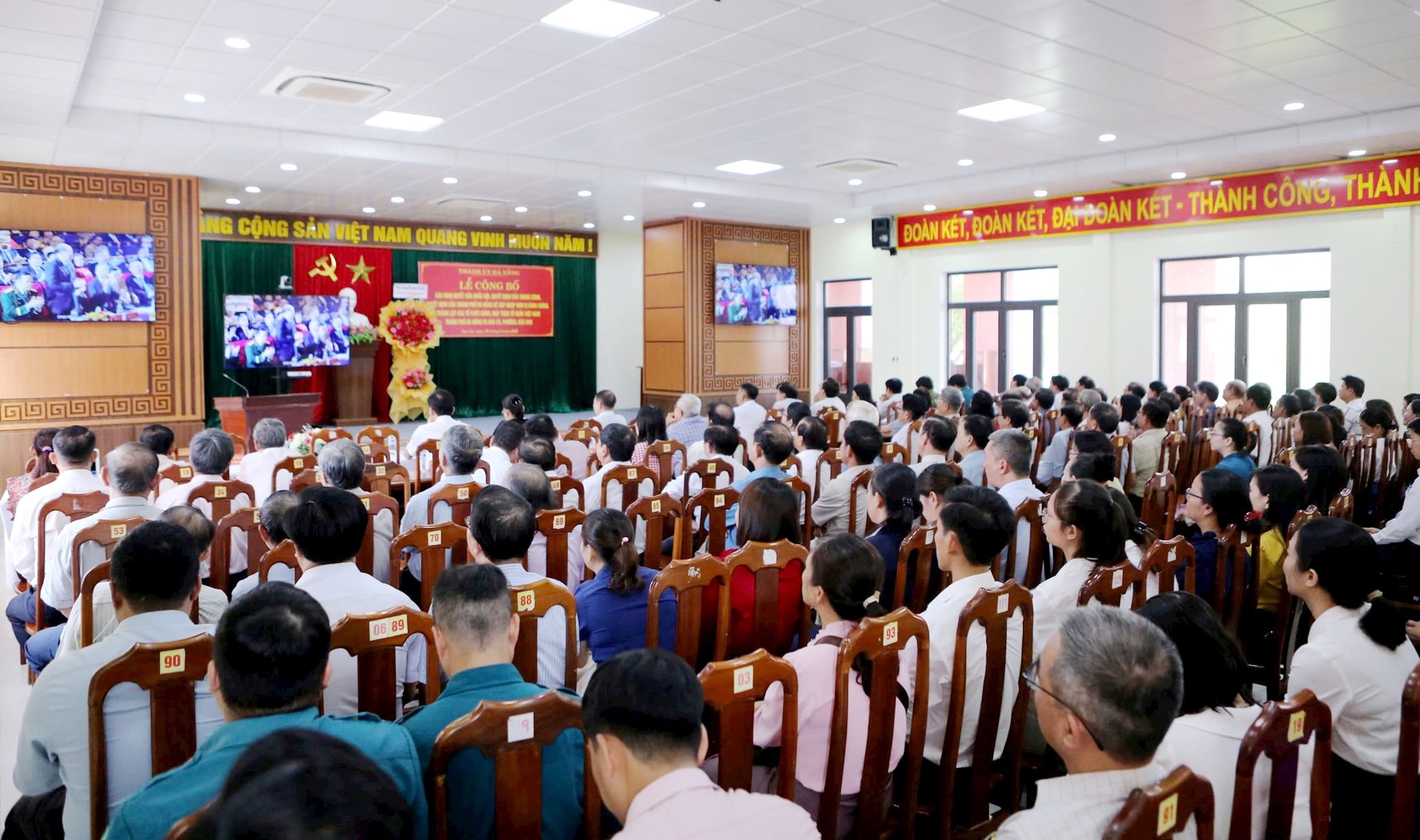 Đông đảo đại biểu dự buổi công bố tại điểm cầu trụ sở Ủy ban MTTQ Việt Nam TP.Tam Kỳ (phường Tam Kỳ sau khi sáp nhập). Ảnh: THÀNH CÔNG