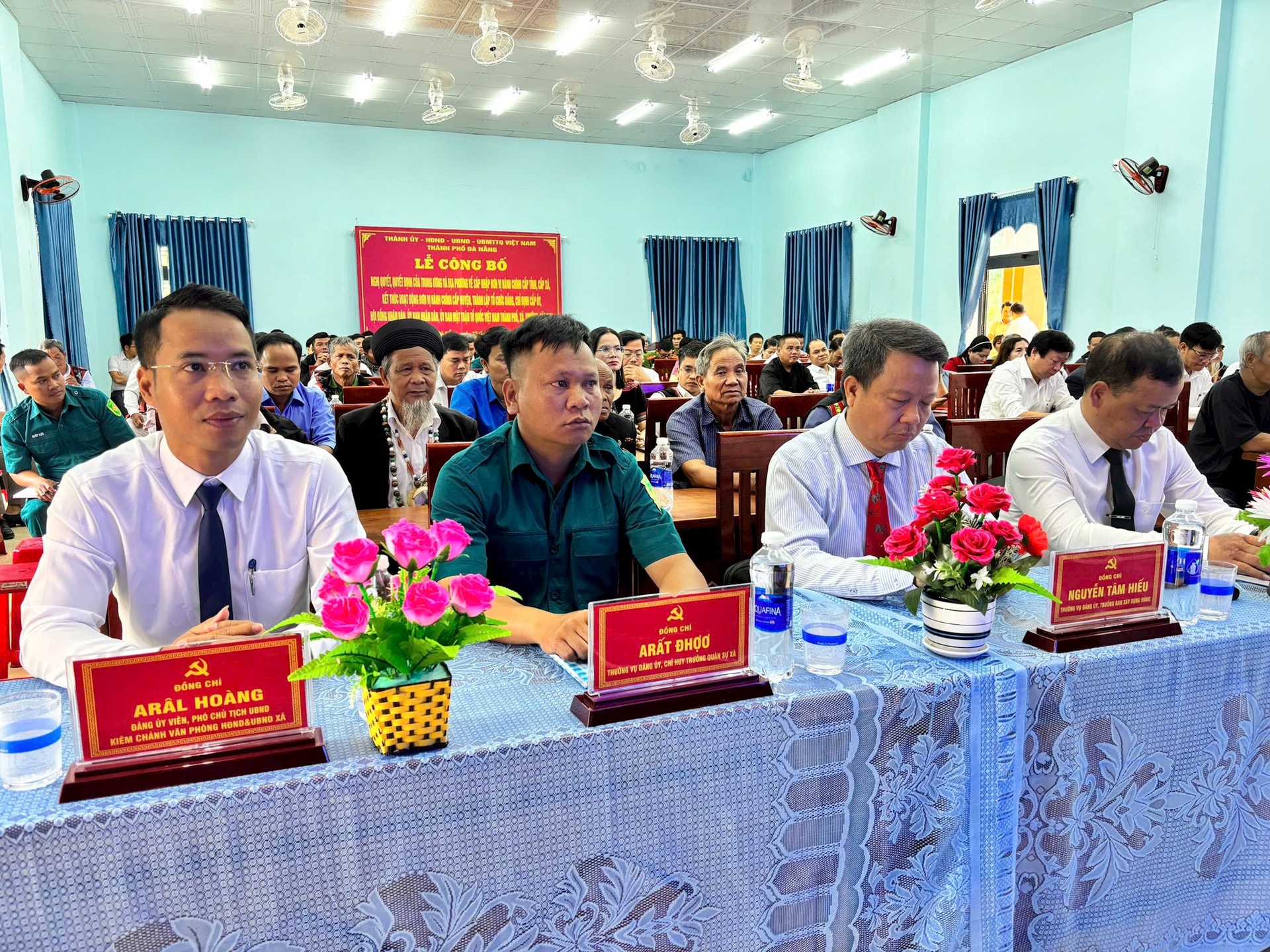 Cán bộ xã A Vương theo dõi chương trình trực tuyến công bố sáp nhập Quảng Nam - Đà Nẵng. Ảnh: ĐĂNG NGUYÊN