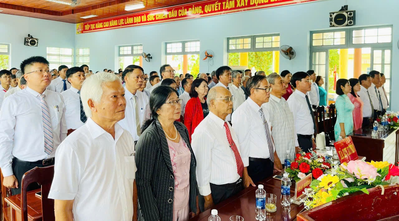 Đông đảo cán bộ, đảng viên và nhân xã Duy Xuyên thực hiện nghi thức chào cờ tại Lễ công bố. Ảnh: NHÃ PHƯƠNG