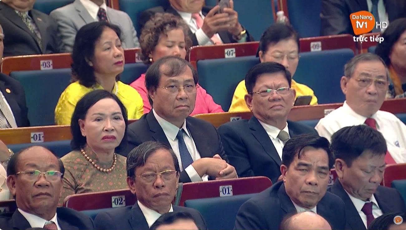 Các đồng chí lãnh đạo, nguyên lãnh đạo Tỉnh ủy, HĐND, UBND tỉnh Quảng Nam dự lễ. Ảnh chụp màn hình