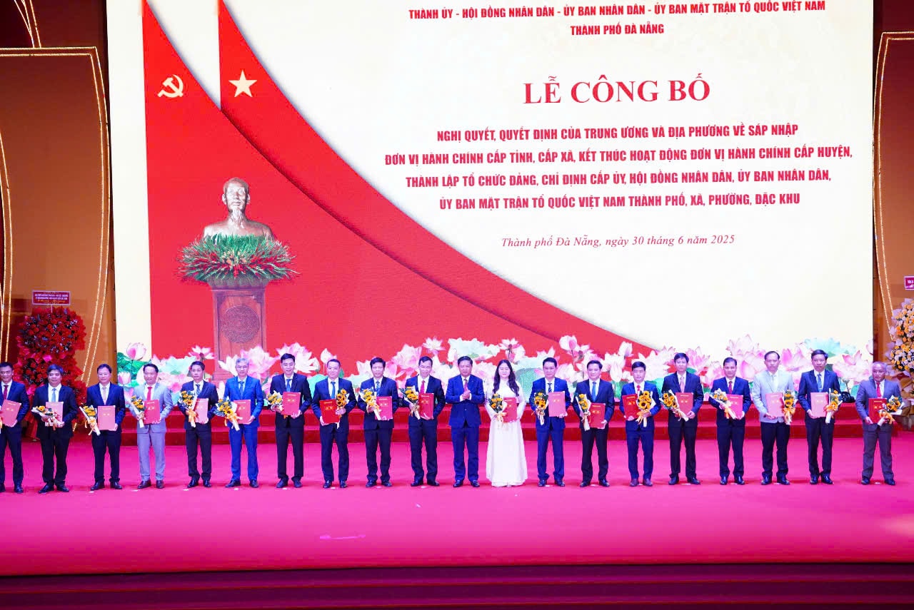 Ban Chấp hành Đảng bộ TP.Đà Nẵng trao quyết định thành lập Đảng bộ các đơn vị hành chính cấp xã sau sắp xếp (đợt 2). Ảnh: VINH ANH