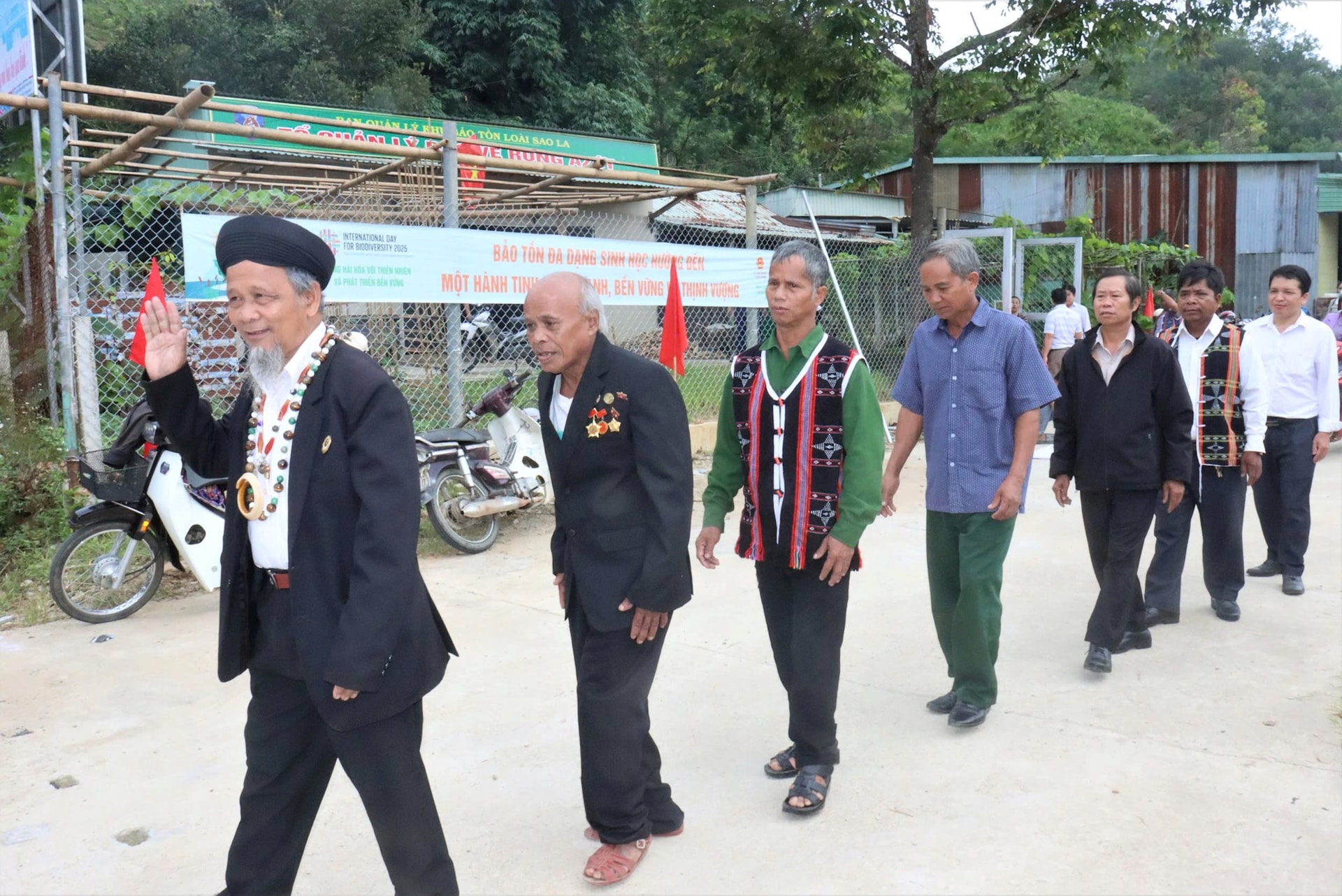 Các già làng Cơ Tu xếp hàng, đến điểm cầu công bố sáp nhập xã A Vương. Ảnh: HIỀN THÚY