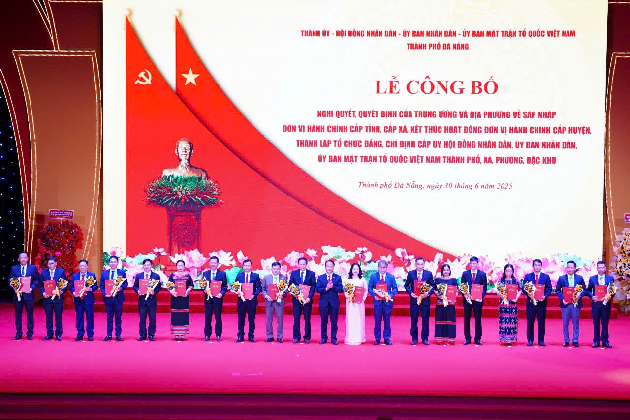 Ban Chấp hành Đảng bộ TP.Đà Nẵng trao quyết định thành lập Đảng bộ các đơn vị hành chính cấp xã sau sắp xếp (đợt 3). Ảnh: VINH ANH