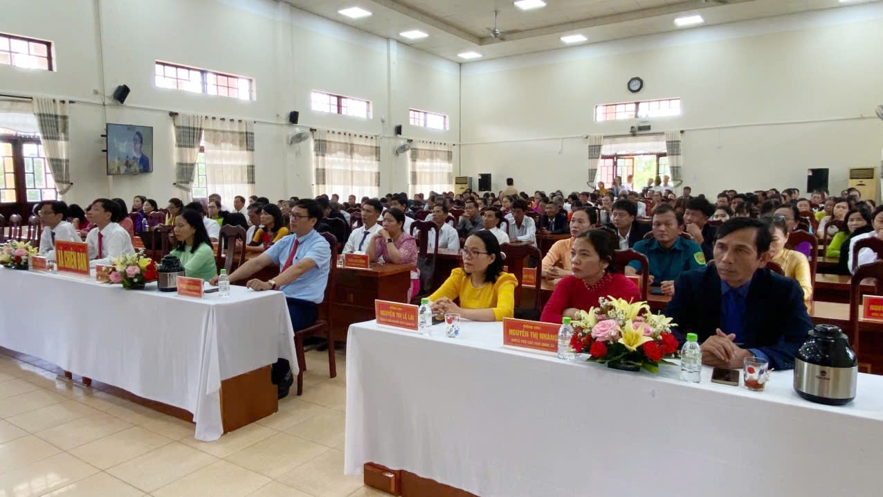 Đông đảo cán bộ, nhân dân dự lễ công bố tại xã Chiên Đàn. Ảnh: TRƯƠNG ĐỨC TỚI