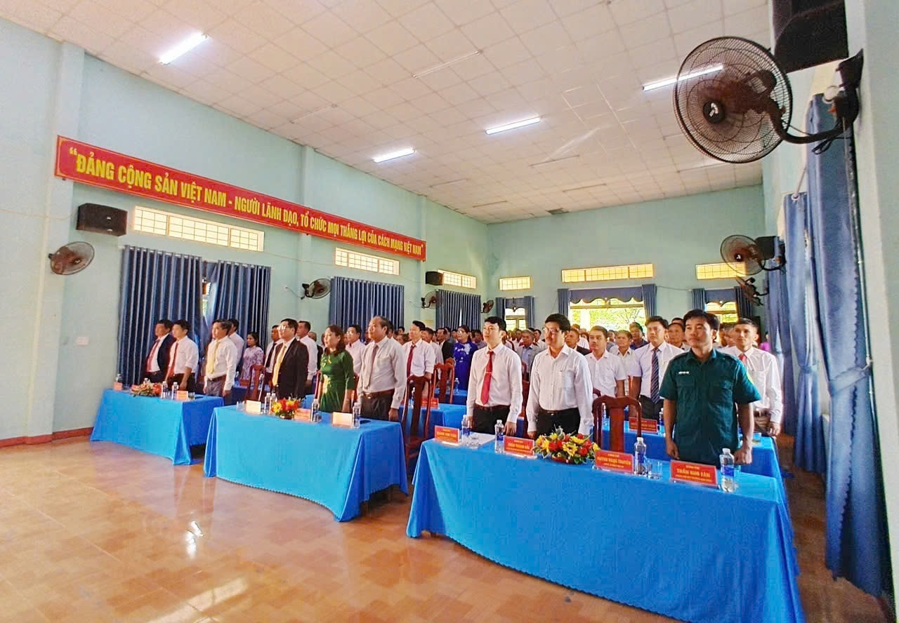 Đại biểu dự lễ công bố tại điểm cầu xã Sơn Cẩm Hà. Ảnh: DIỄM LỆ