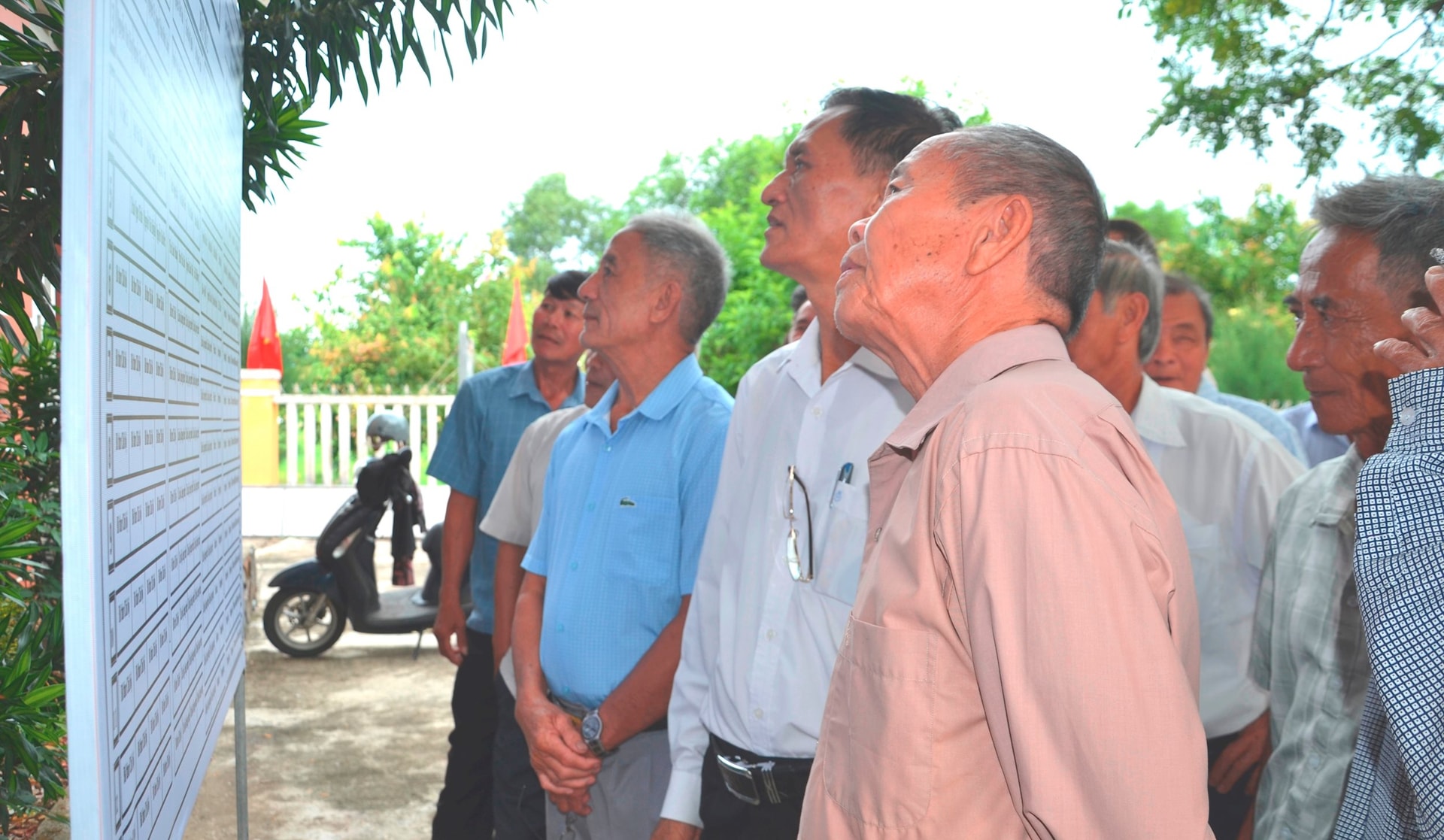 Đại biểu hưu trí dự tại điểm cầu xã Quế Sơn Trung xem sơ đồ dự lễ. Ảnh: CÔNG TÚ