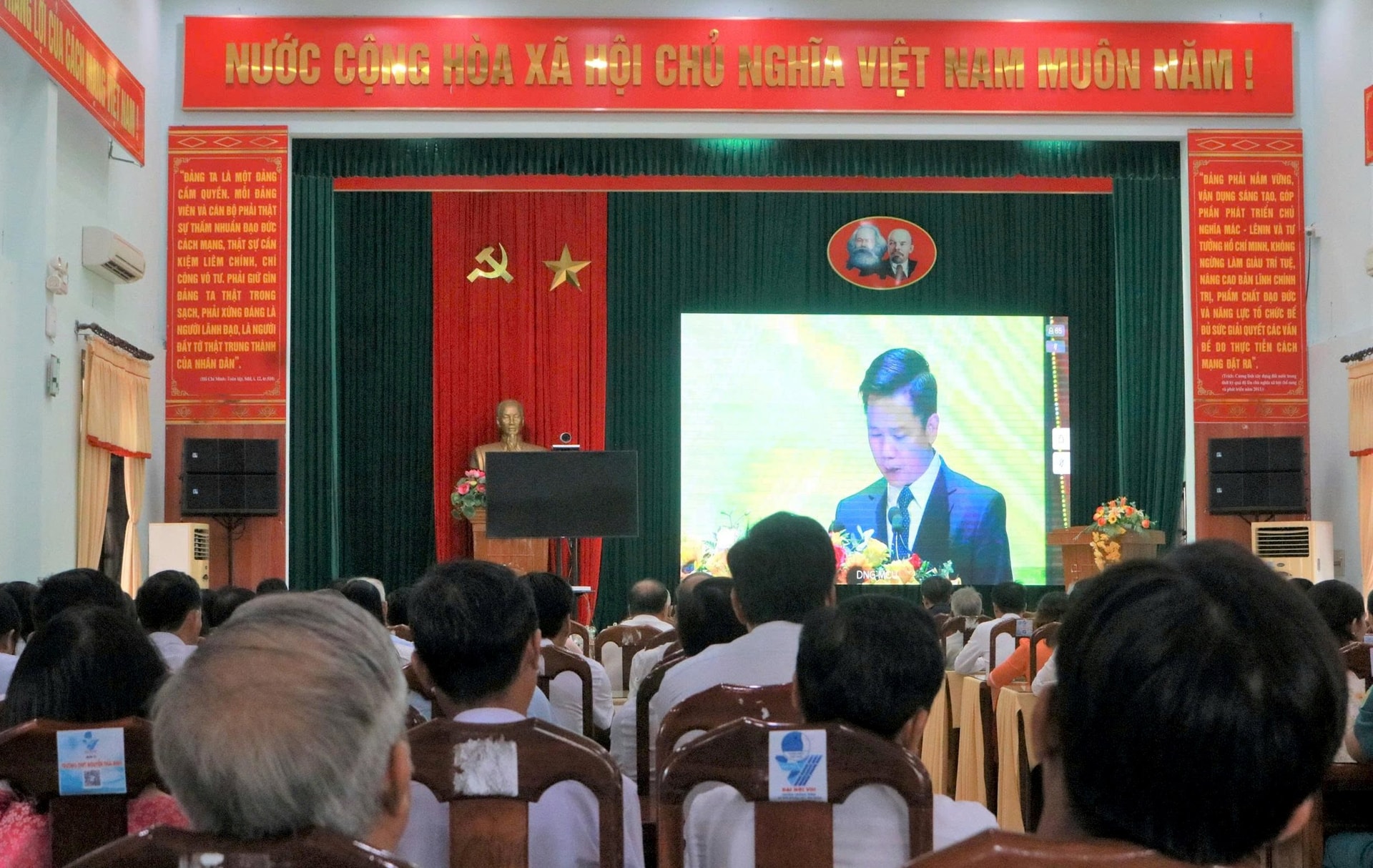 Người dân xã Thăng Bình theo dõi lễ công bố qua màn hình. Ảnh: MỸ LINH - THÚY HIỀN