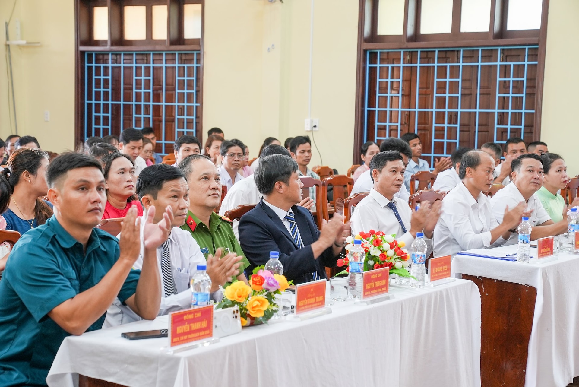 Lãnh đạo xã Trà Tân mới dự lễ công bố. Ảnh: HỒ QUÂN