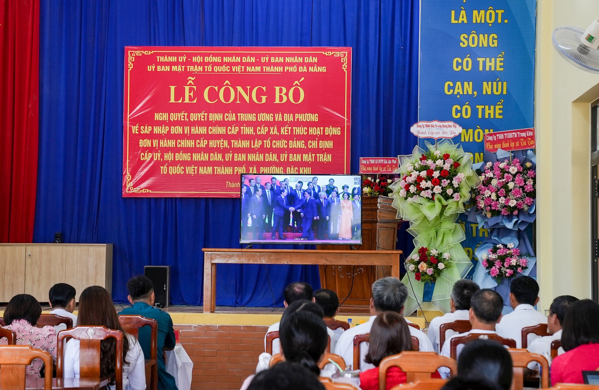 Cán bộ, người dân theo dõi lễ công bố tại điểm cầu xã Trà Tân mới. Ảnh: HỒ QUÂN