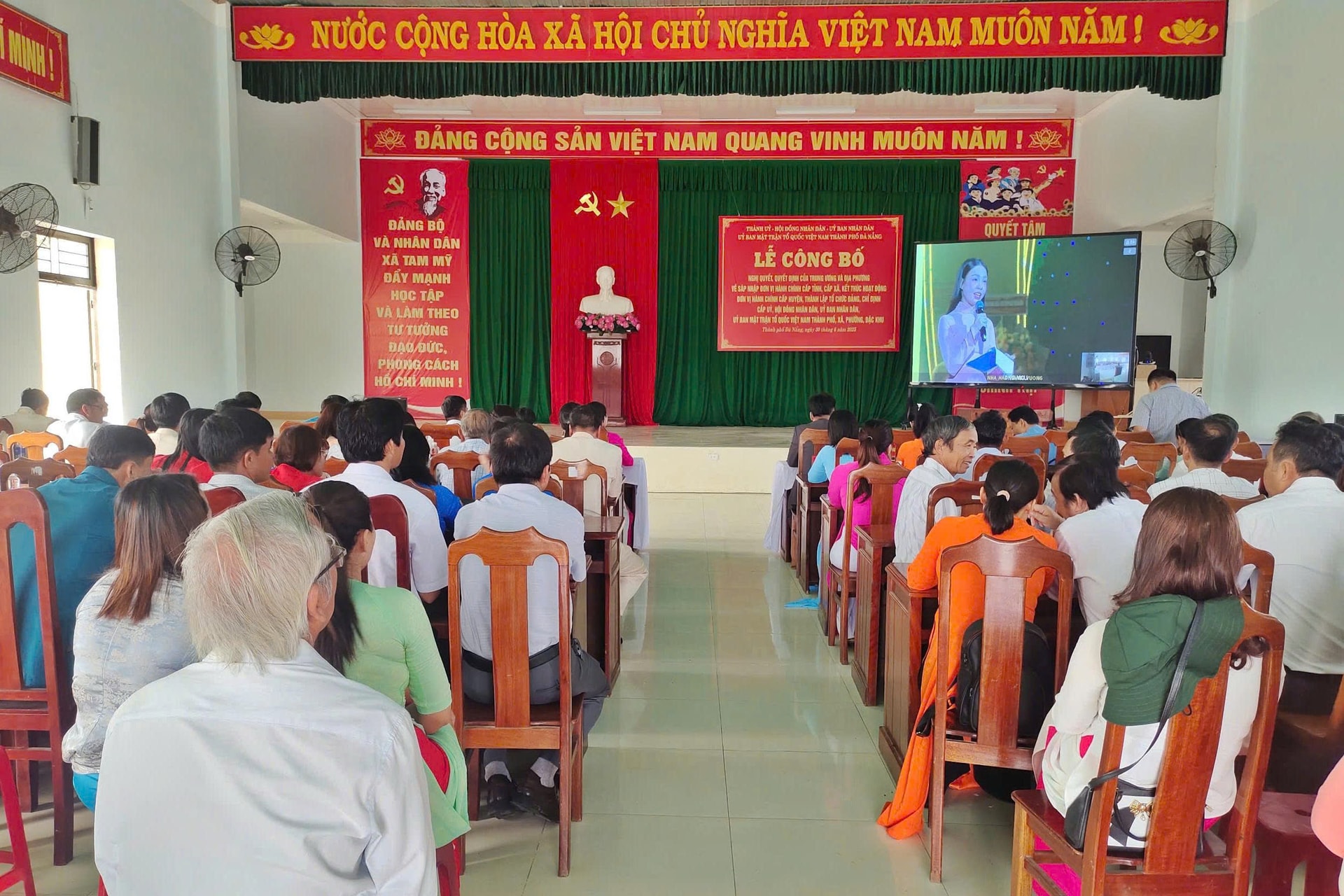 Quang cảnh lễ công bố nghị quyết của Quốc hội về sáp nhập tỉnh Quảng Nam và TP.Đà Nẵng tại điểm cầu xã Tam Mỹ. Ảnh: ĐỨC THẮM