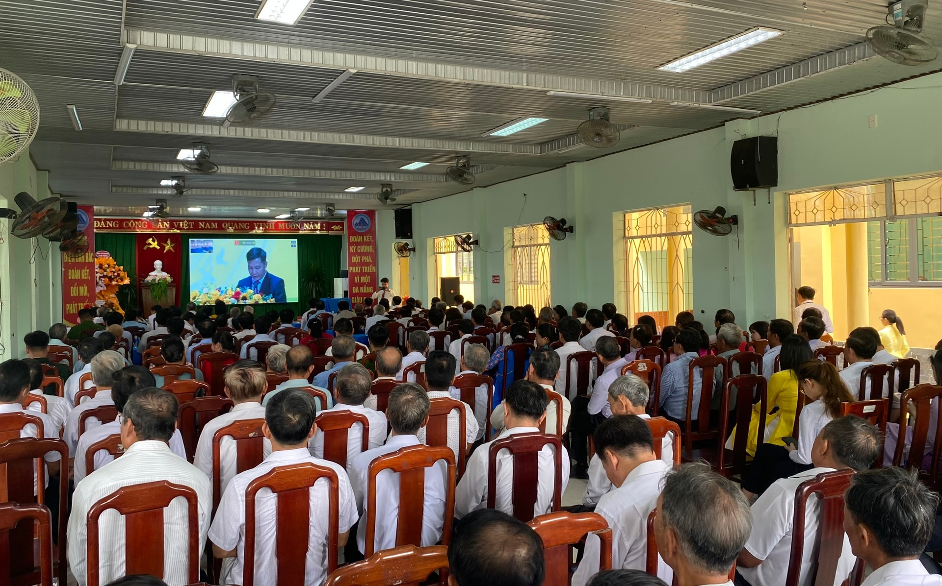 Quang cảnh buổi lễ tại phường Điện Bàn Bắc. Ảnh: VĨNH LỘC