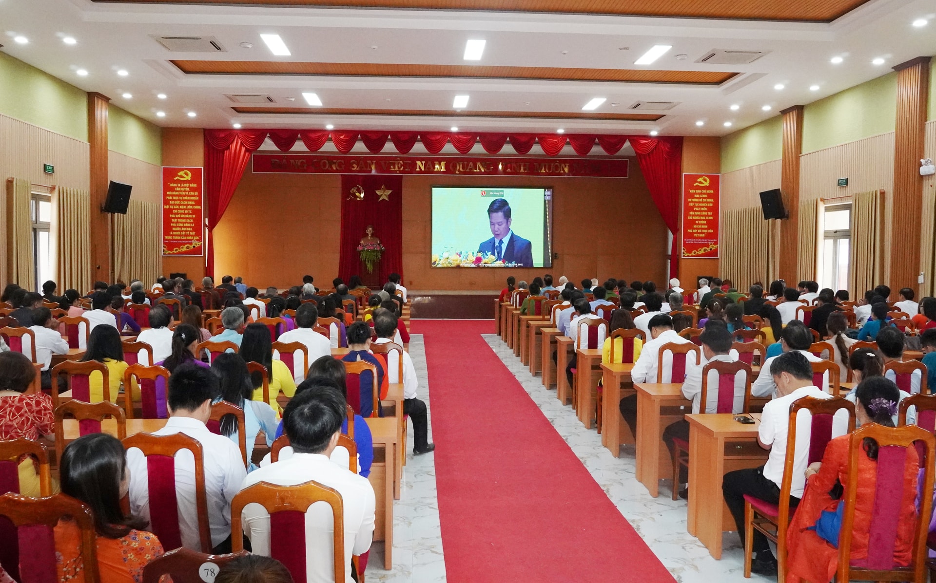 Quang cảnh lễ công bố tại điểm cầu xã Tiên Phước. Ảnh: DIỄM LỆ