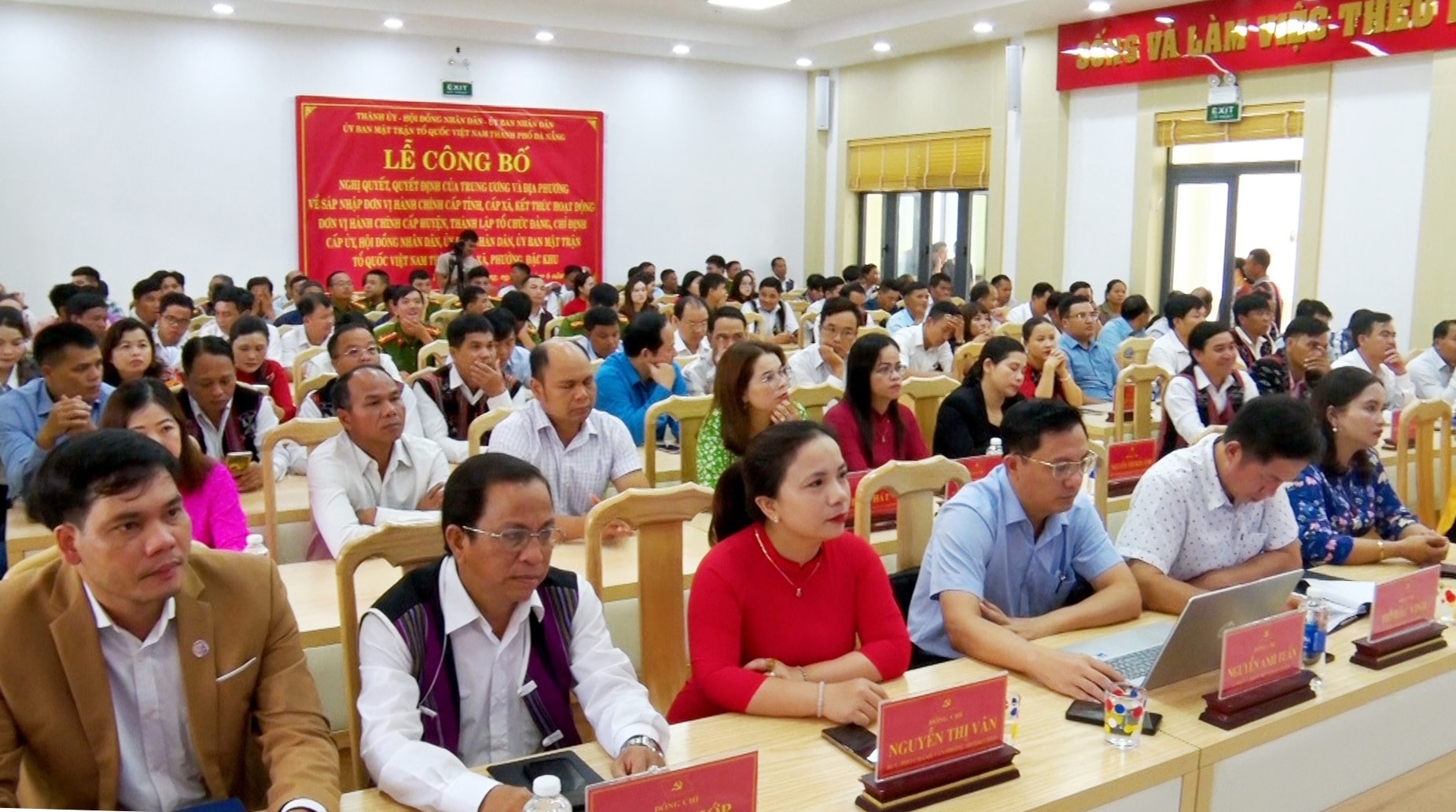 Đại biểu xã Tây Giang dự lễ công bố. Ảnh: LÊ TIẾN