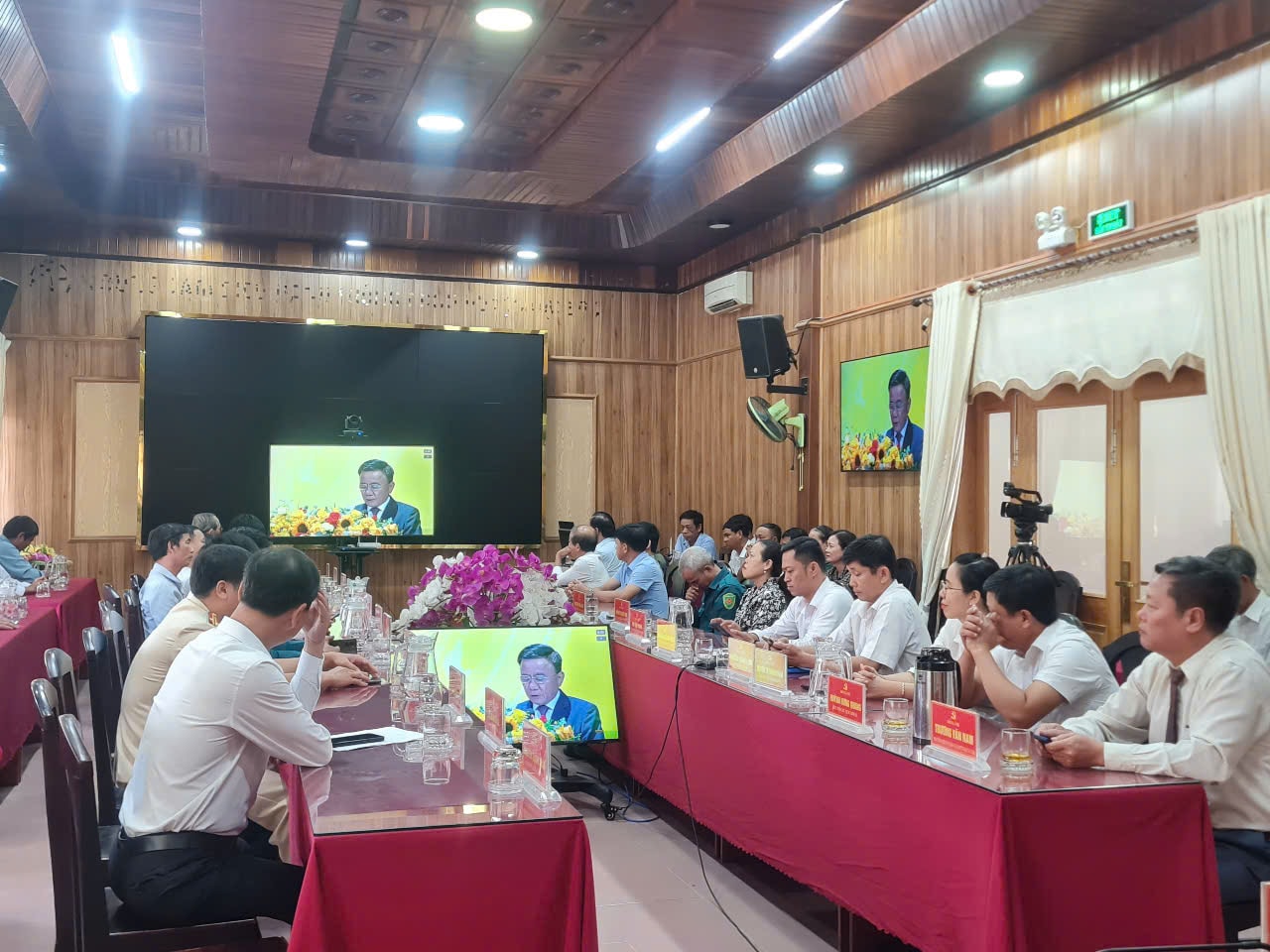 Đông đảo cán bộ và nhân dân theo dõi buổi lễ tại điểm cầu UBND xã Đại Lộc. Ảnh: HOÀNG LIÊN