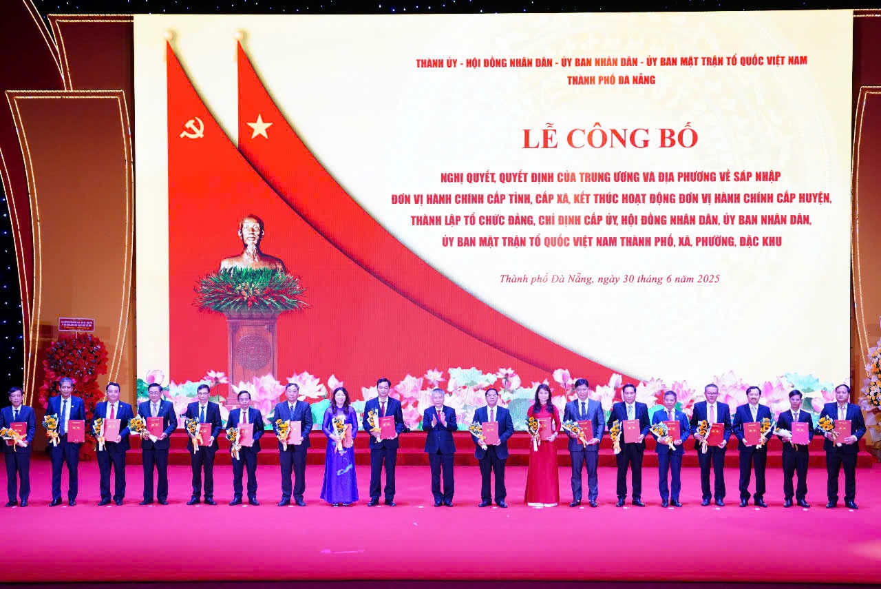 Ban Chấp hành Đảng bộ TP.Đà Nẵng trao quyết định thành lập Đảng bộ các đơn vị hành chính cấp xã sau sắp xếp (đợt 4). Ảnh: VINH ANH