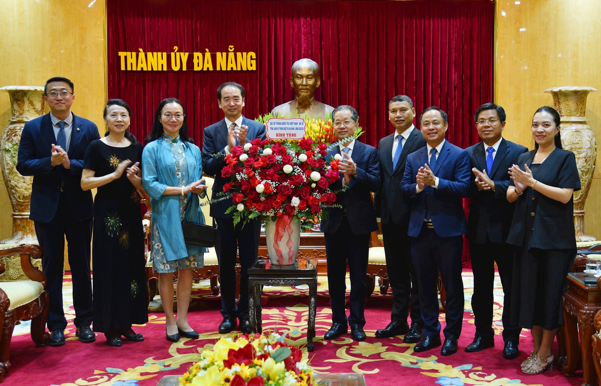 Lanh dao thanh pho chup anh luu niem cung Dai su Trung Quoc