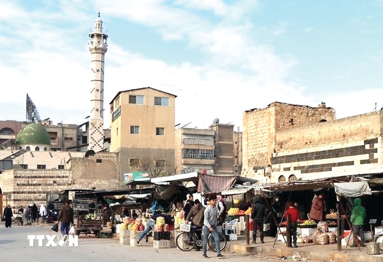 Người dân tại một khu chợ ở Hama (Syria). Ảnh: THX/TTXVN