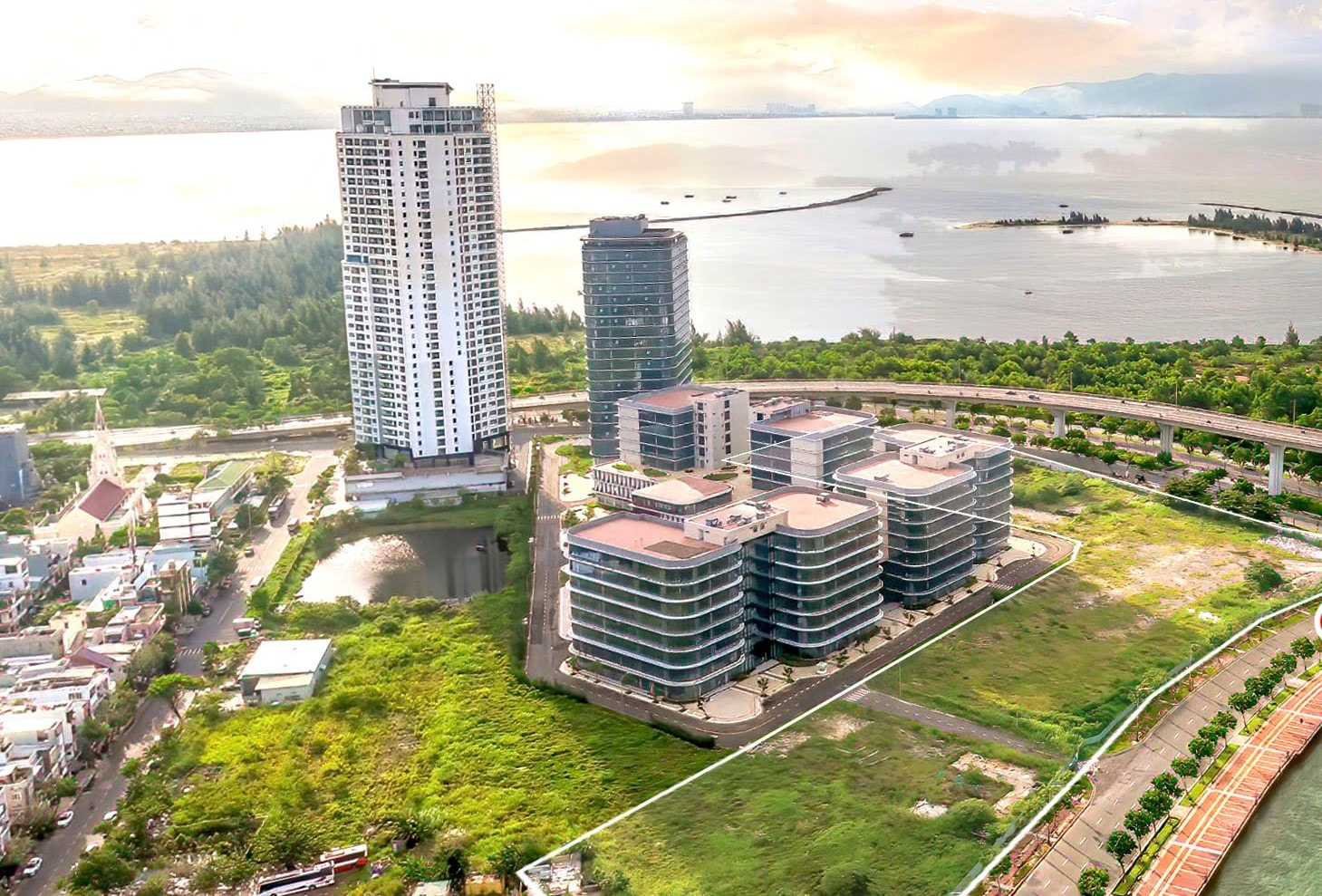 Thành phố quy hoạch và bố trí quỹ đất tại tòa nhà 22 tầng, Khu Công viên phần mềm Đà Nẵng số 2 để chuẩn bị cho việc thành lập trung tâm tài chính. Ảnh: M.QUẾ