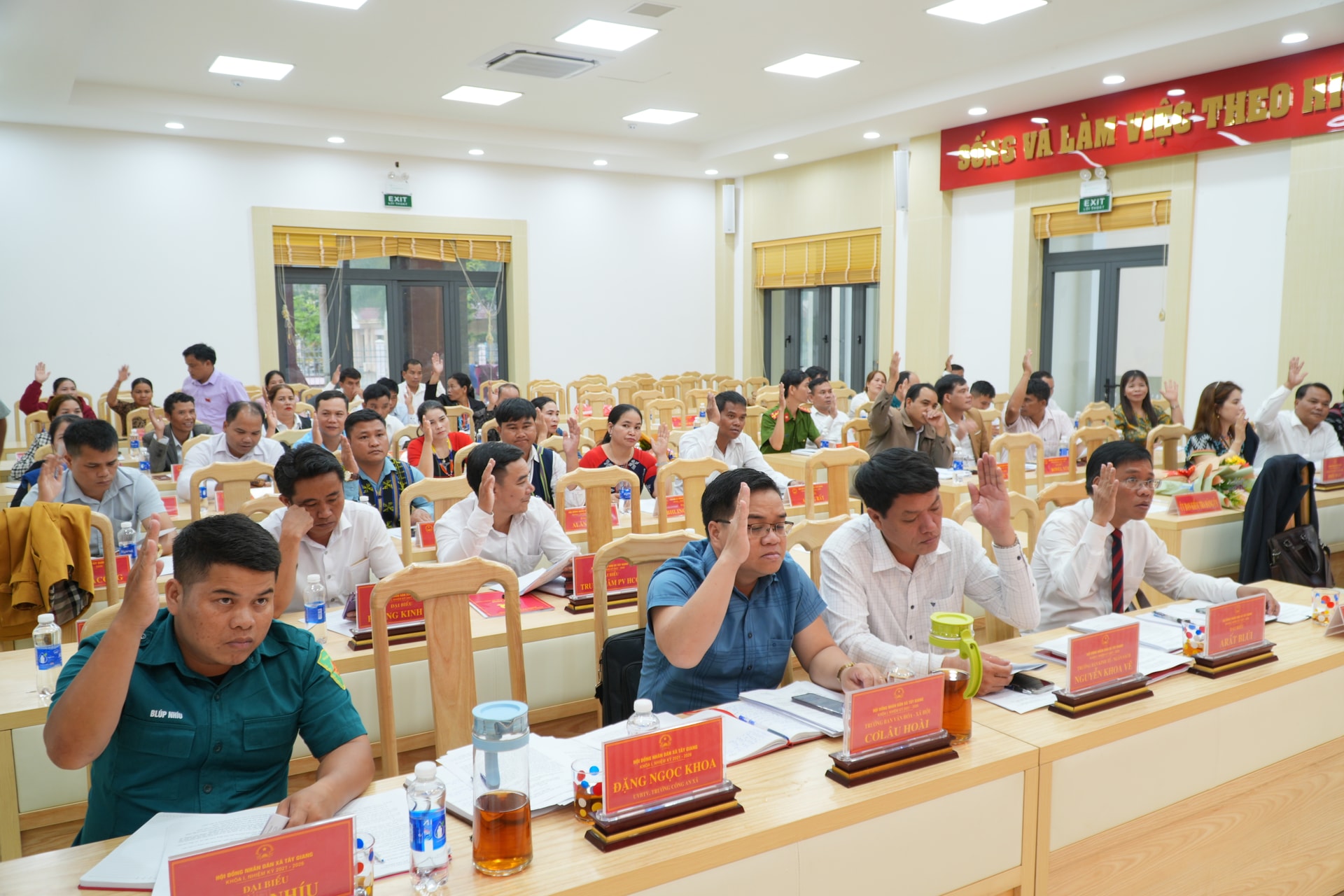 Biểu quyết thông qua nghị quyết (1)