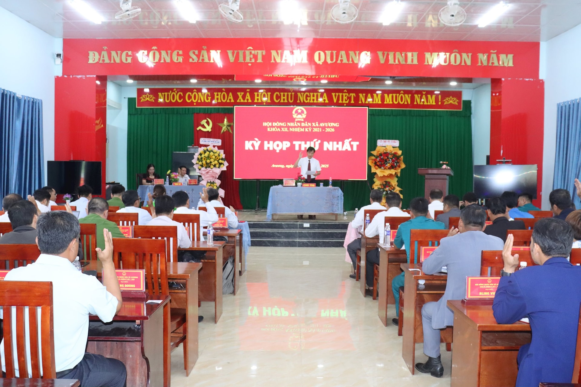 Đại biểu HĐND xã biểu quyết thống nhất thông qua các dự thảo nghị quyết tại kỳ họp