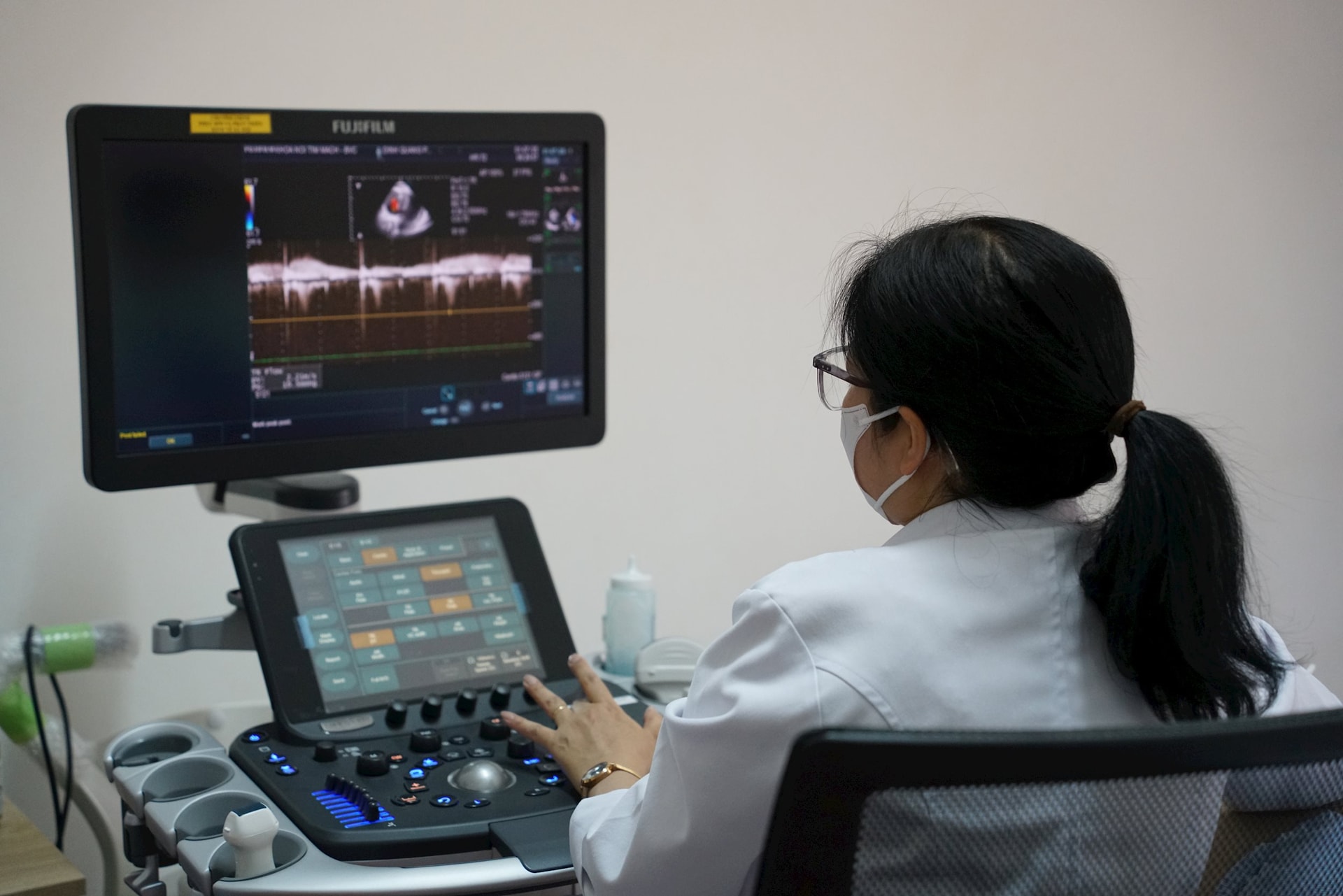 Bác sĩ thăm dò tim mạch cho bệnh nhân bằng thiết bị hiện đại.
