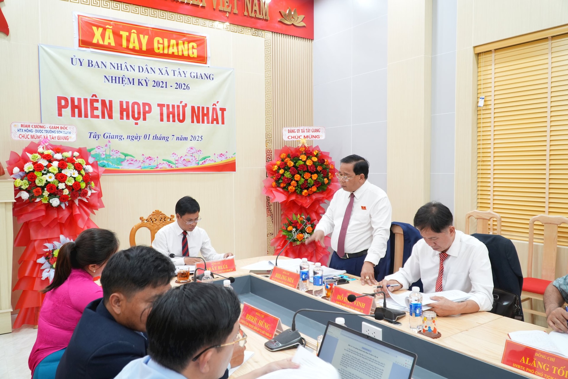 Họp ubnd xã (1)