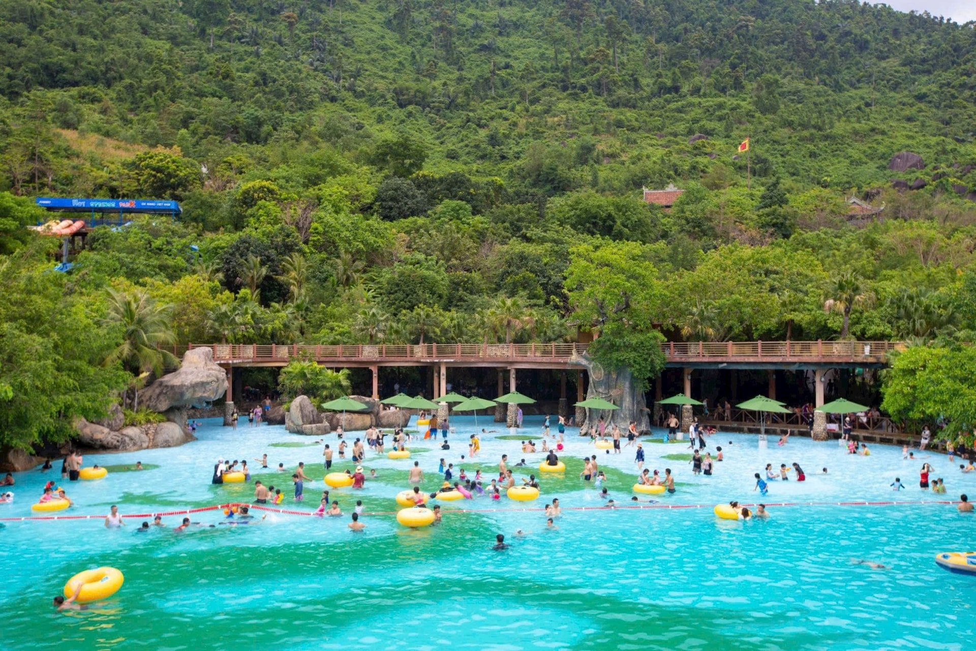 Công viên suối khoáng nóng Núi Thần Tài (xã Hòa Vang, TP.Đà Nẵng) là điểm đến có nhiều dịch vụ thư giãn, chăm sóc sức khỏe. Ảnh: QUỐC TUẤN