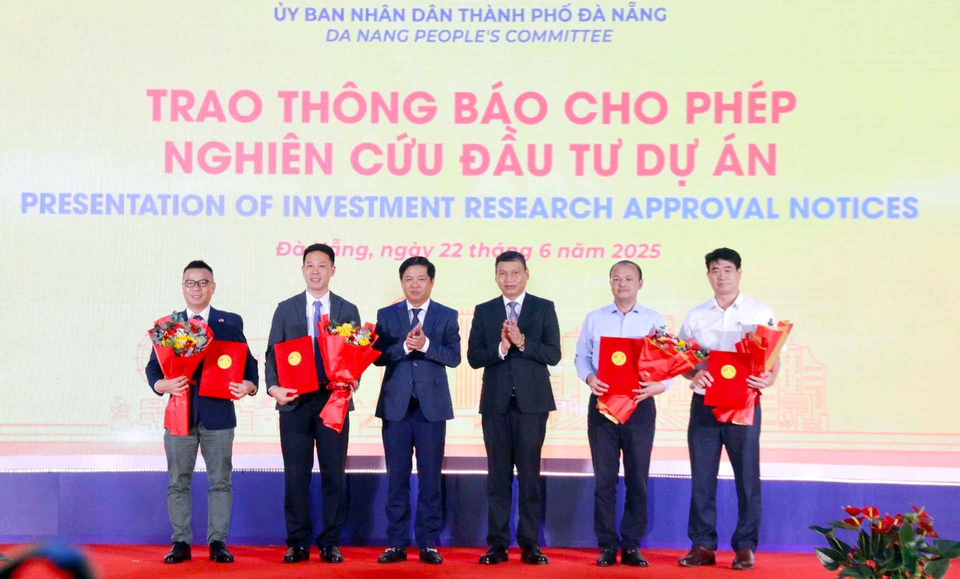 Şehir yöneticileri, Da Nang Serbest Ticaret Bölgesi'nin kuruluşunun duyurulduğu tören kapsamında, proje yatırım araştırmalarına izin veren bildirileri dört ilgili yatırımcıya teslim etti. Fotoğraf: M.QUE
