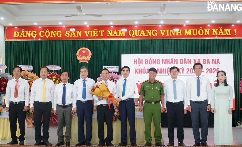 Ra mắt Ủy ban nhân dân xã Bà Nà và các phòng chuyên môn