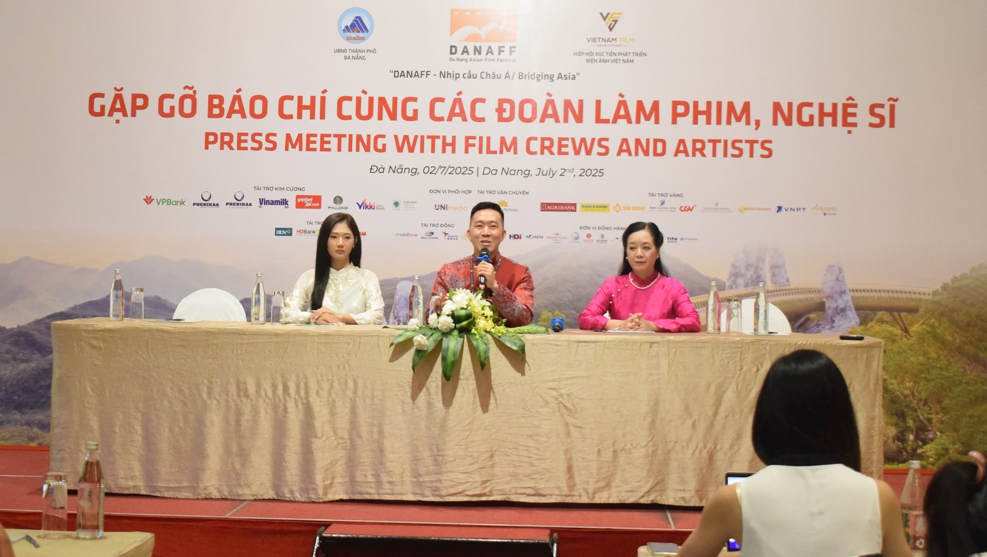 The film crew of “Ghost Lamp” interacted with the press at the meeting. Photo: DOAN HAO LUONG