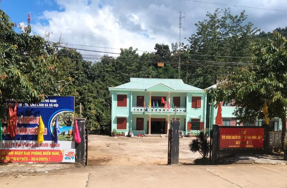 Khối chính quyền xã Trà Giáp tạm thời được bố trí làm việc tại khu trung tâm hành chính xa Trà ka cũ. Ảnh: B.M..