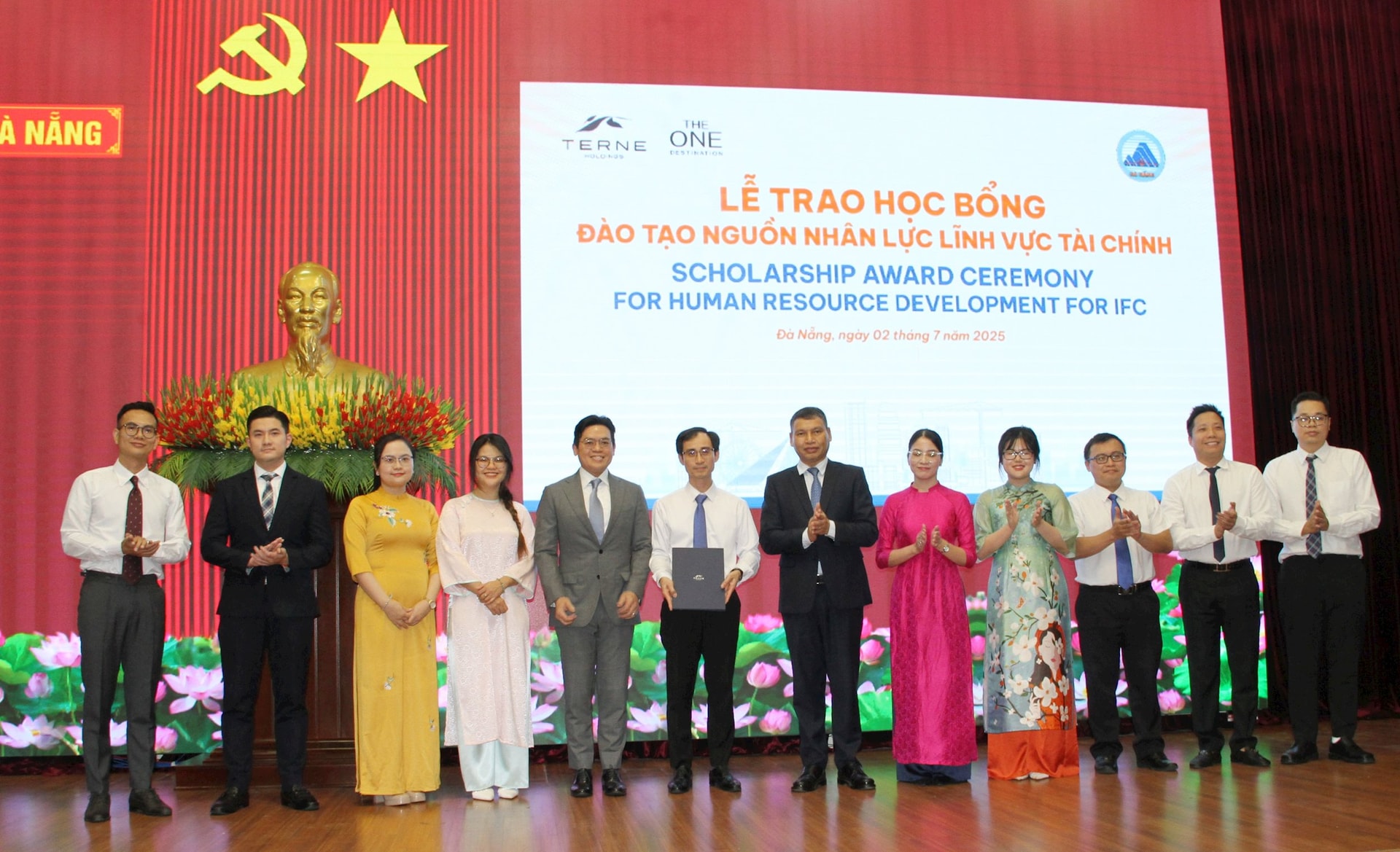 Phó Chủ tịch UBND thành phố Hồ Kỳ Minh (thứ 6 từ phải qua) cùng đại diện nhà đầu tư trao học bổng đào tạo nguồn nhân lực tài chính cho Đà Nẵng. Ảnh: TRỌNG HÙNG