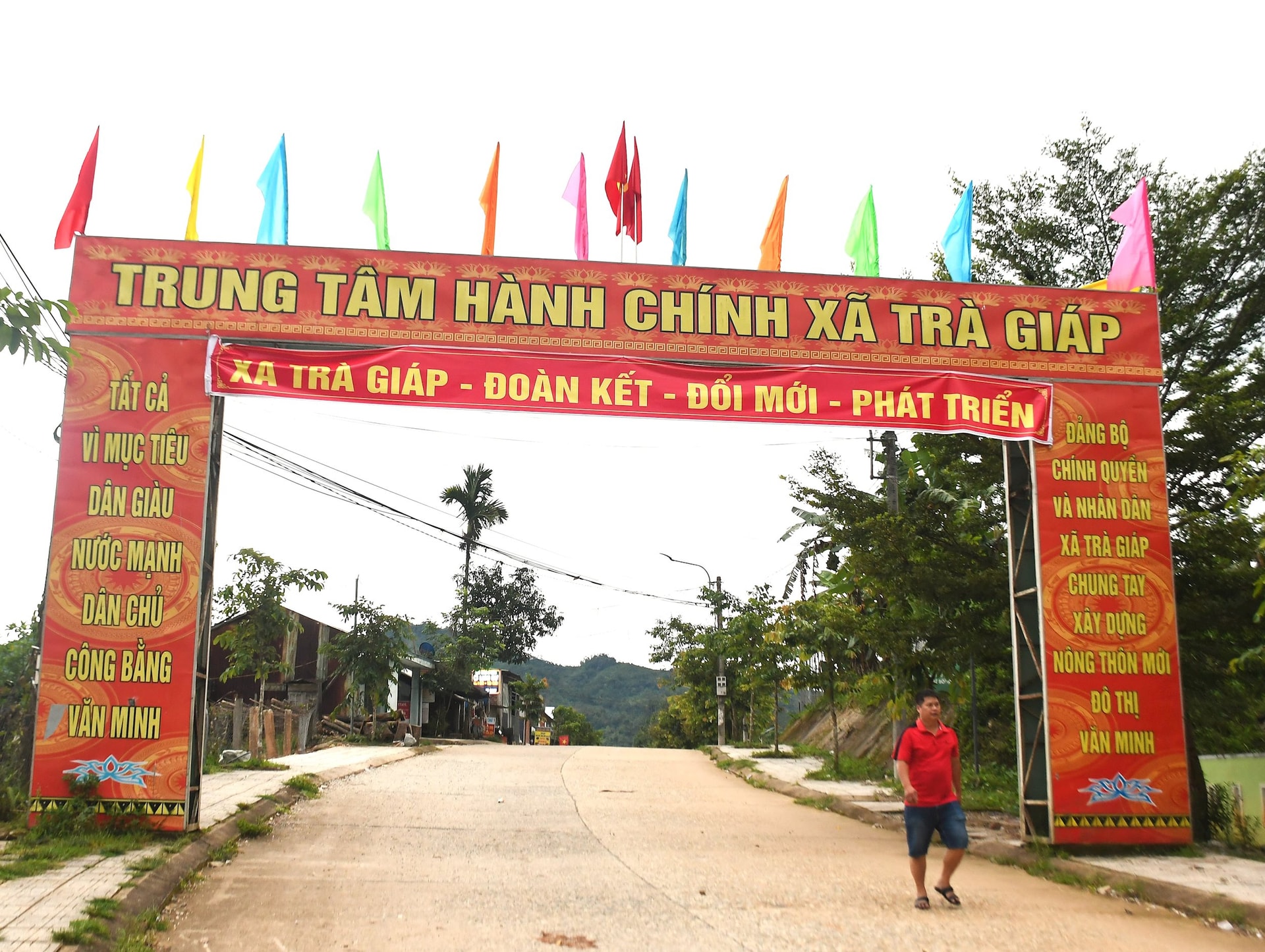 Cổng chào và khu hành chính xã Trà Giáp mới tại thôn 2, xã Trà Giáp mới thành phố Đà Nẵng. Ảnh: B.M.