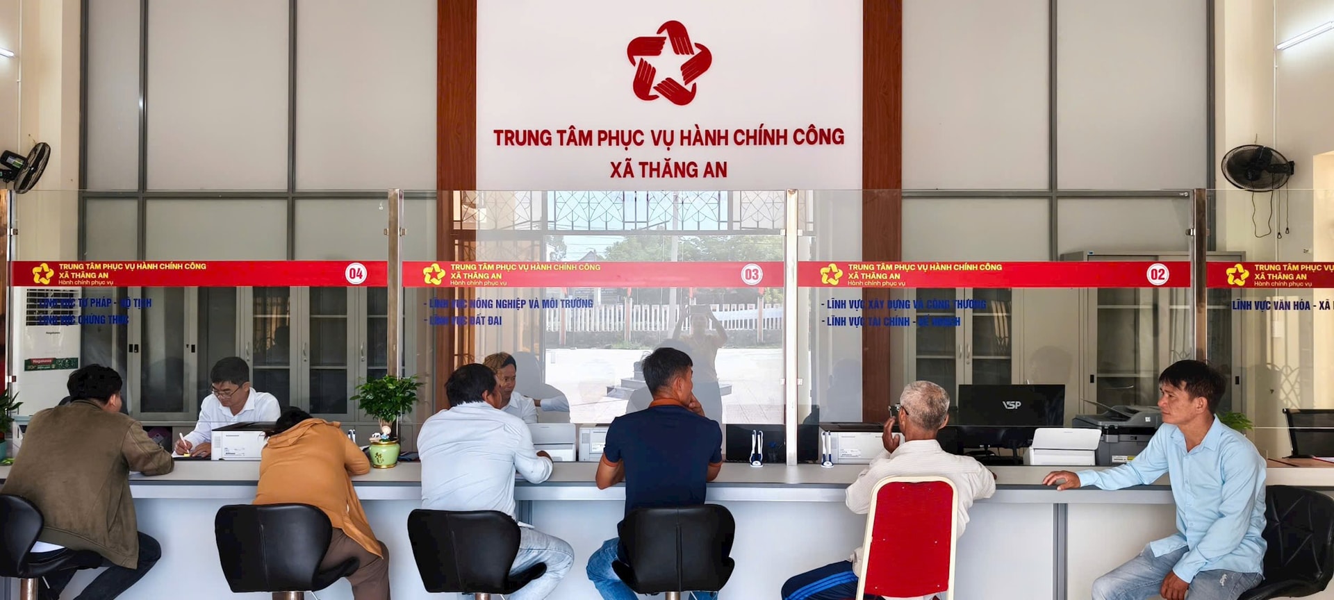 Quang cảnh làm việc tại Trung tâm hành chính công xã Thăng An trong ngày đầu vận hành mô hình chính quyền địa phương 2 cấp. Ảnh: HỒNG NĂM