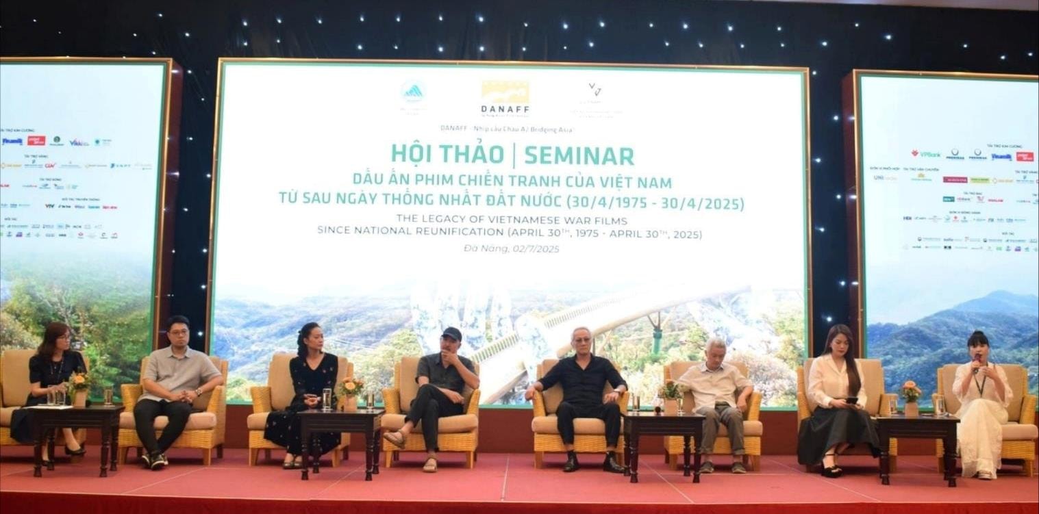 Các diễn viên, đạo diễn tham gia tọa đàm tại Hội thảo “Dấu ấn phim chiến tranh của Việt Nam từ sau ngày thống nhất đất nước”. Ảnh: ĐOÀN HẠO LƯƠNG