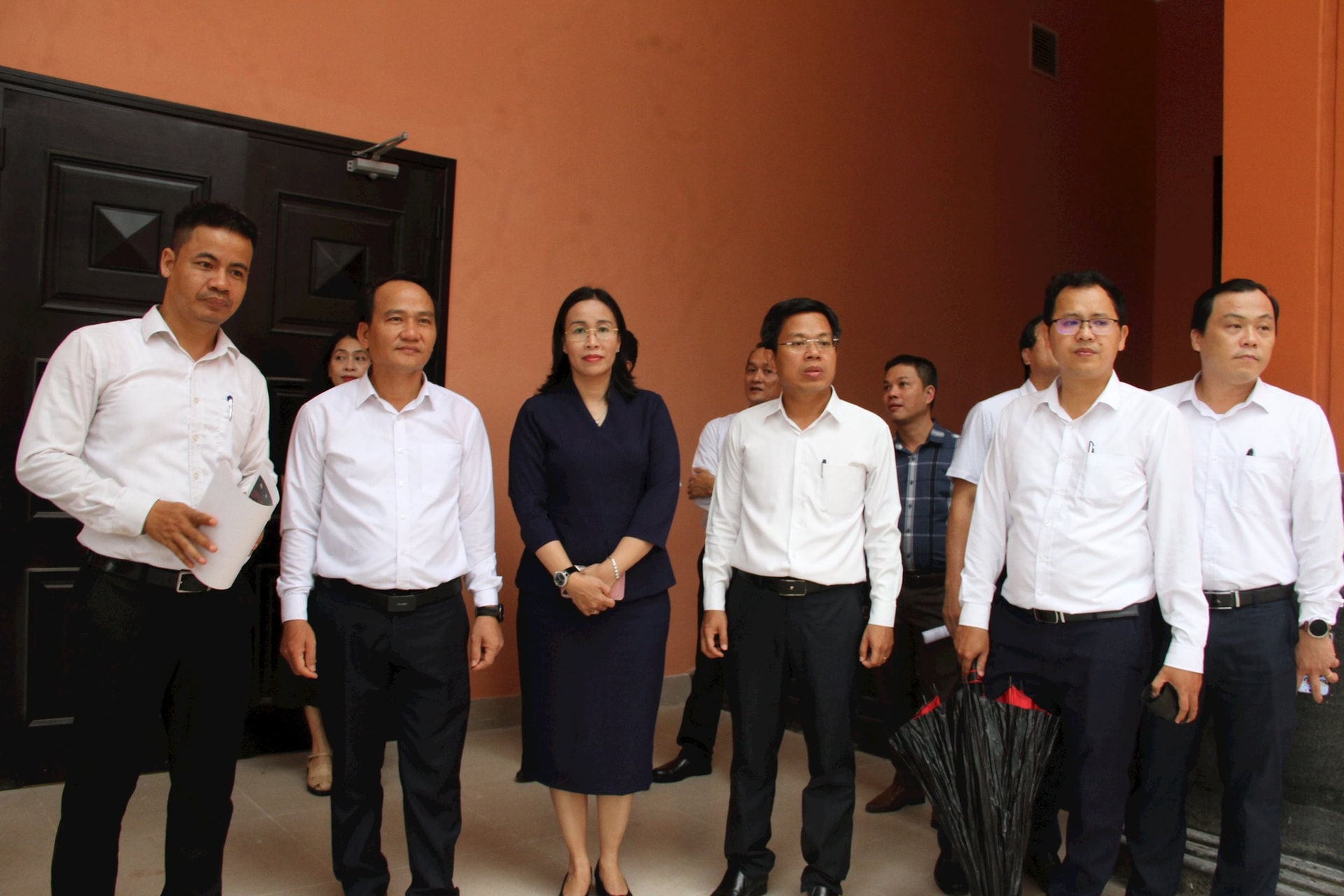 Phó Bí thư Thường trực Thành ủy Nguyễn Đình Vĩnh (thứ 2 từ trái qua) kiểm tra dự án cải tạo, nâng cấp Trường Chính trị thành phố. Ảnh: TRỌNG HÙNG