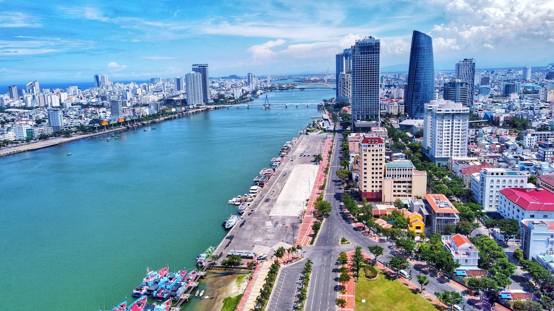 Hạ tầng hiện đại thu hút nhiều đầu tư về Đà Nẵng. Ảnh: Xuân Sơn
